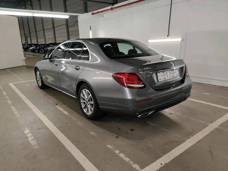 Mercedes-Benz E 200 d Berline Avantgarde *LED-NAVI-CUIR/TISSU SPORT* — photo 4
