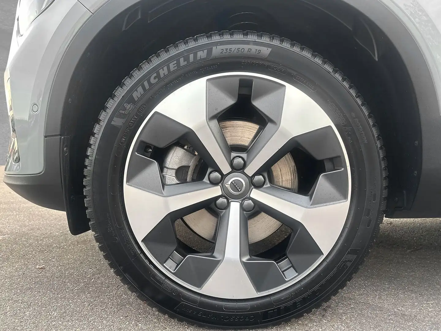 Volvo XC40 B4 MILD-Hybrid Automatik Plus Dark LED SD Grau - 2