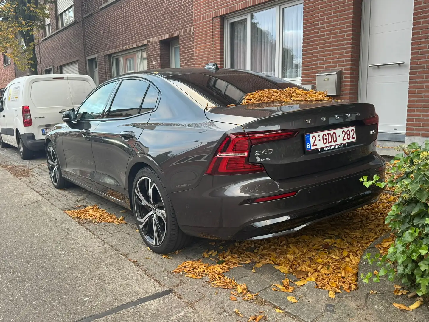 Volvo S60 Volvo S60 R AWD B5 Mild-Hybrid Ultimate Dark Grijs - 2