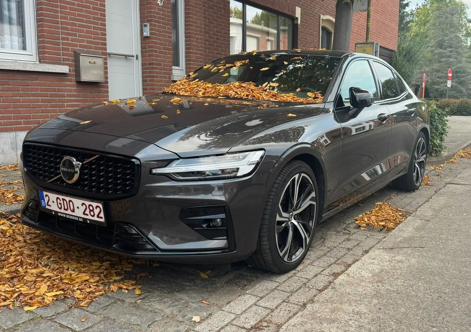 Volvo S60 Volvo S60 R AWD B5 Mild-Hybrid Ultimate Dark Grijs - 1