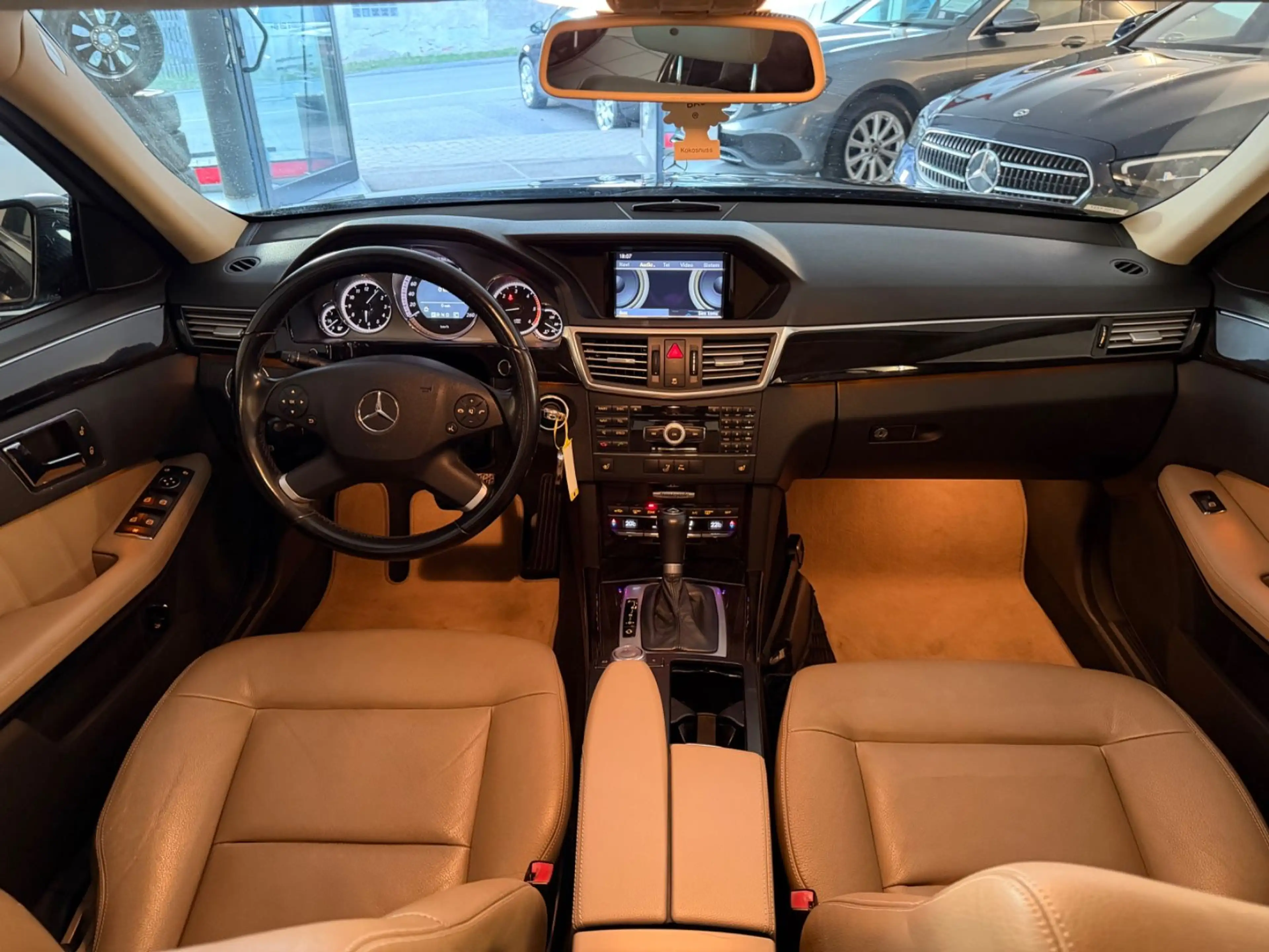Mercedes-Benz E 250 Limousine,Pano,Xenon,Navi,Automatik,Leder — photo 11