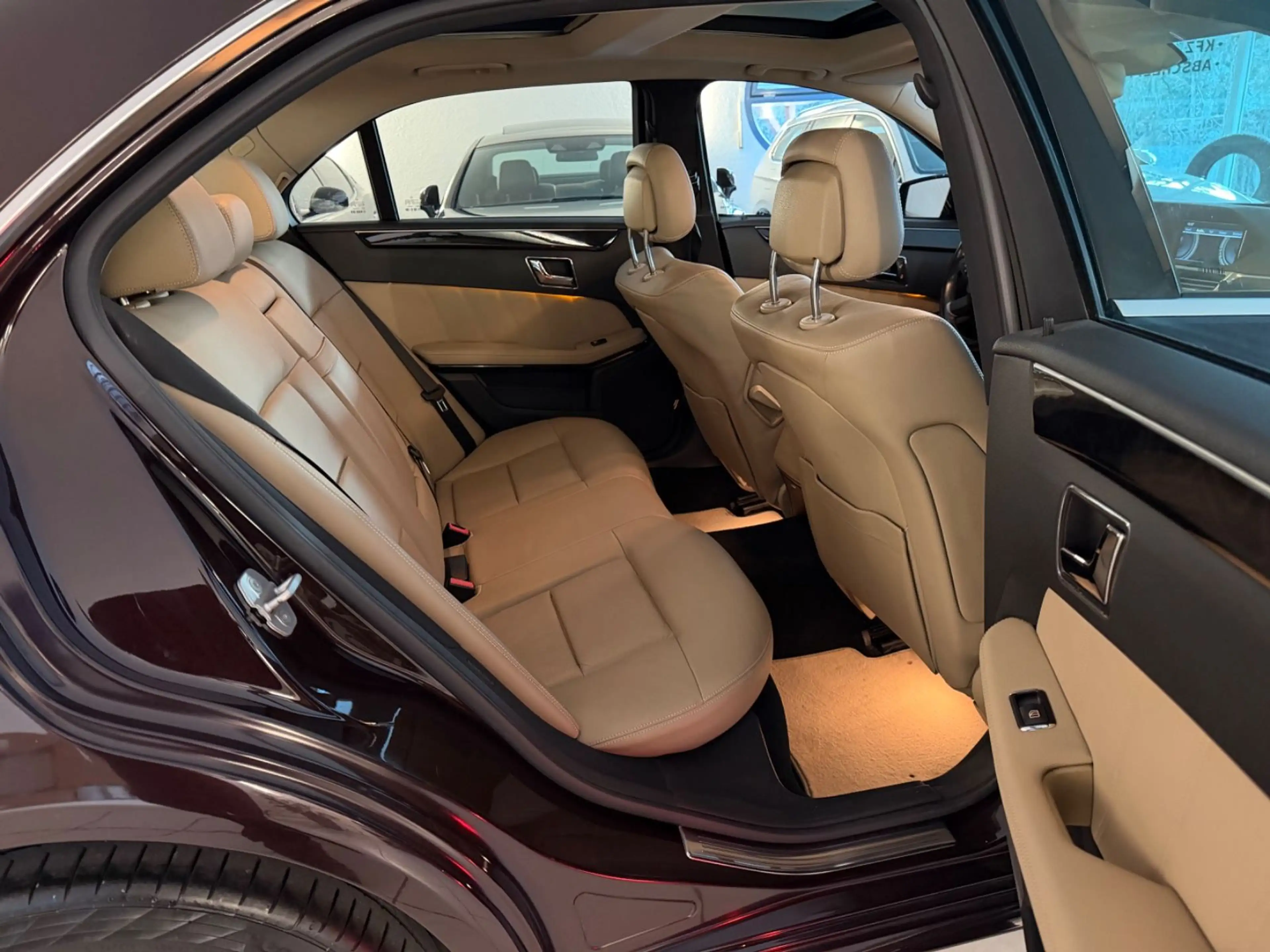 Mercedes-Benz E 250 Limousine,Pano,Xenon,Navi,Automatik,Leder — photo 14