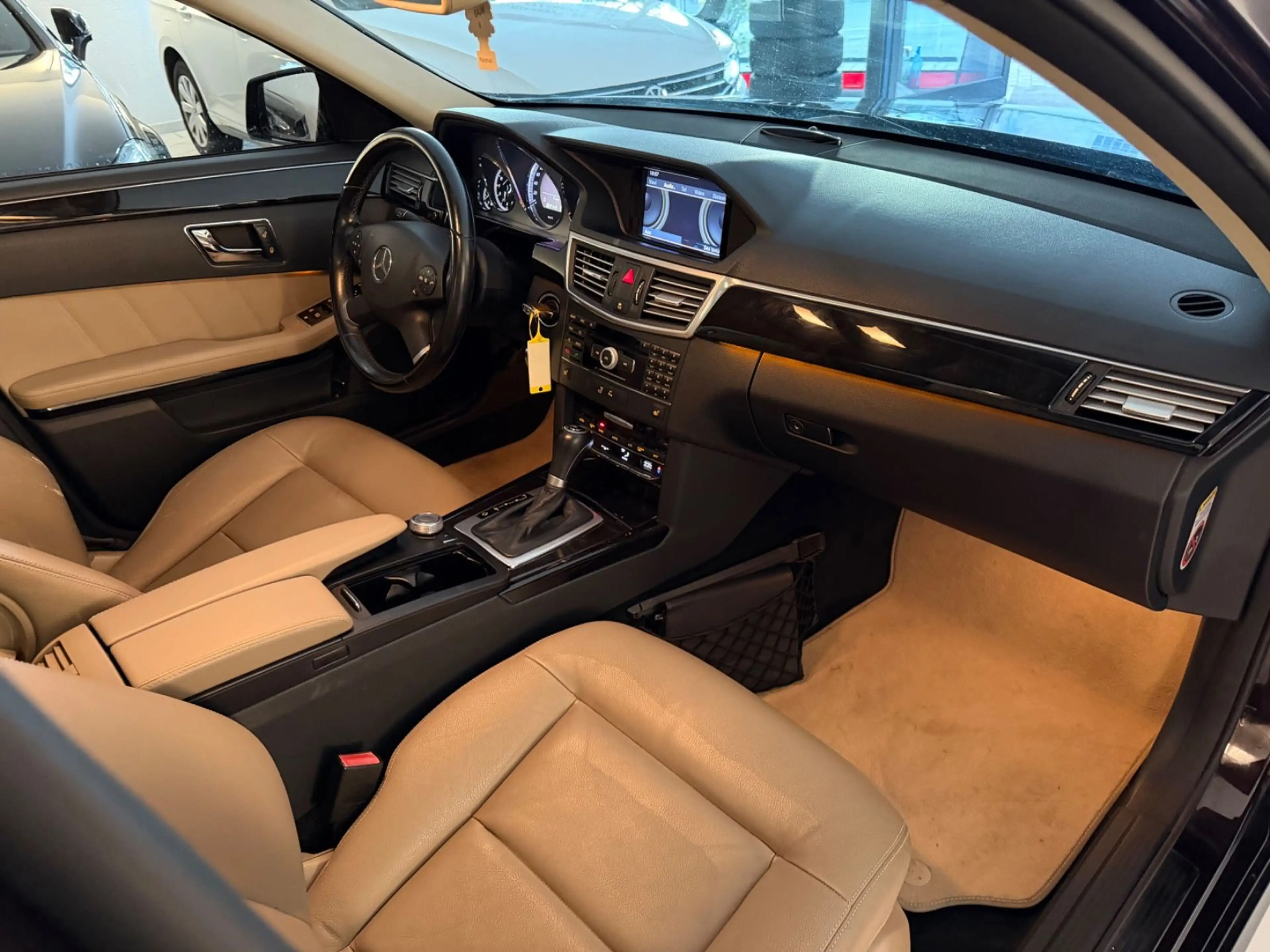 Mercedes-Benz E 250 Limousine,Pano,Xenon,Navi,Automatik,Leder — photo 13