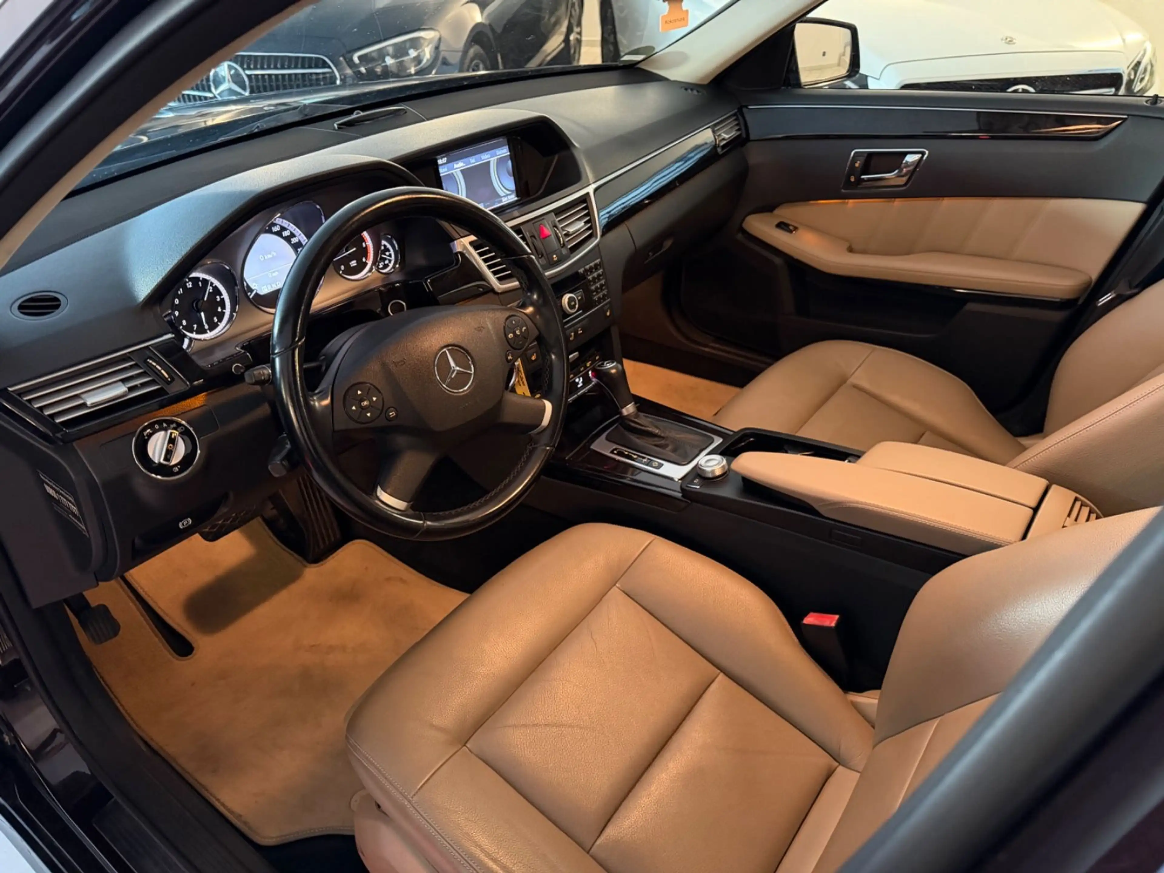 Mercedes-Benz E 250 Limousine,Pano,Xenon,Navi,Automatik,Leder — photo 9