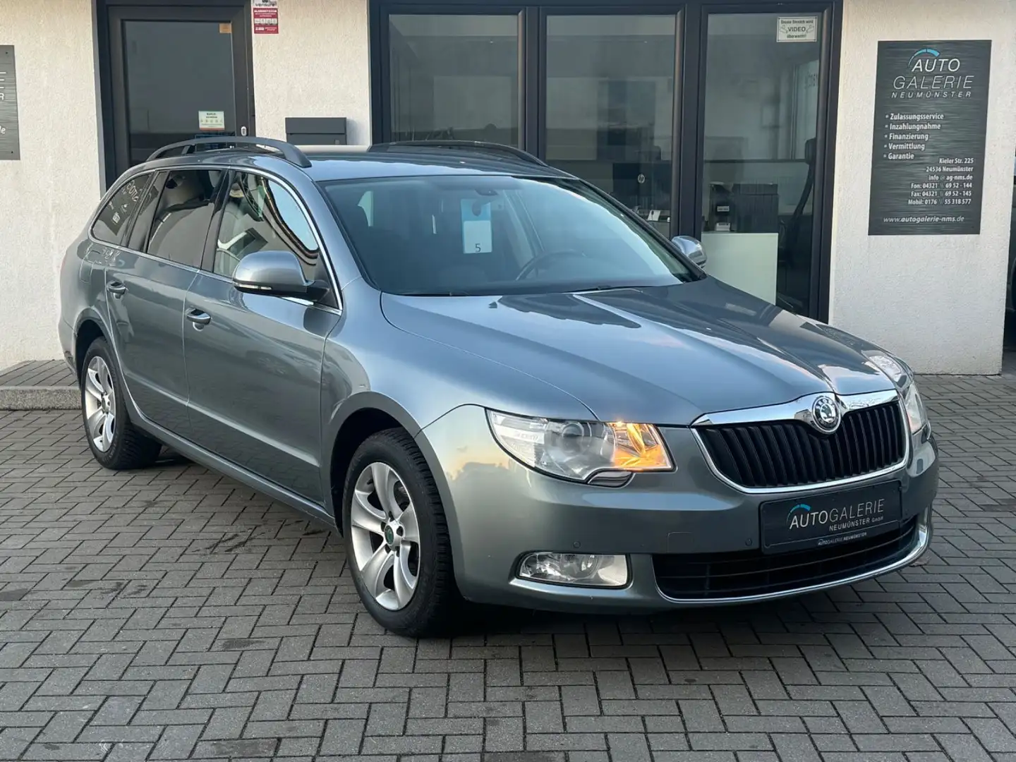Skoda Superb 1.8 Kombi°AHK°Bi-Xe°Tempo°SitzHzg°PDC° Grau - 2