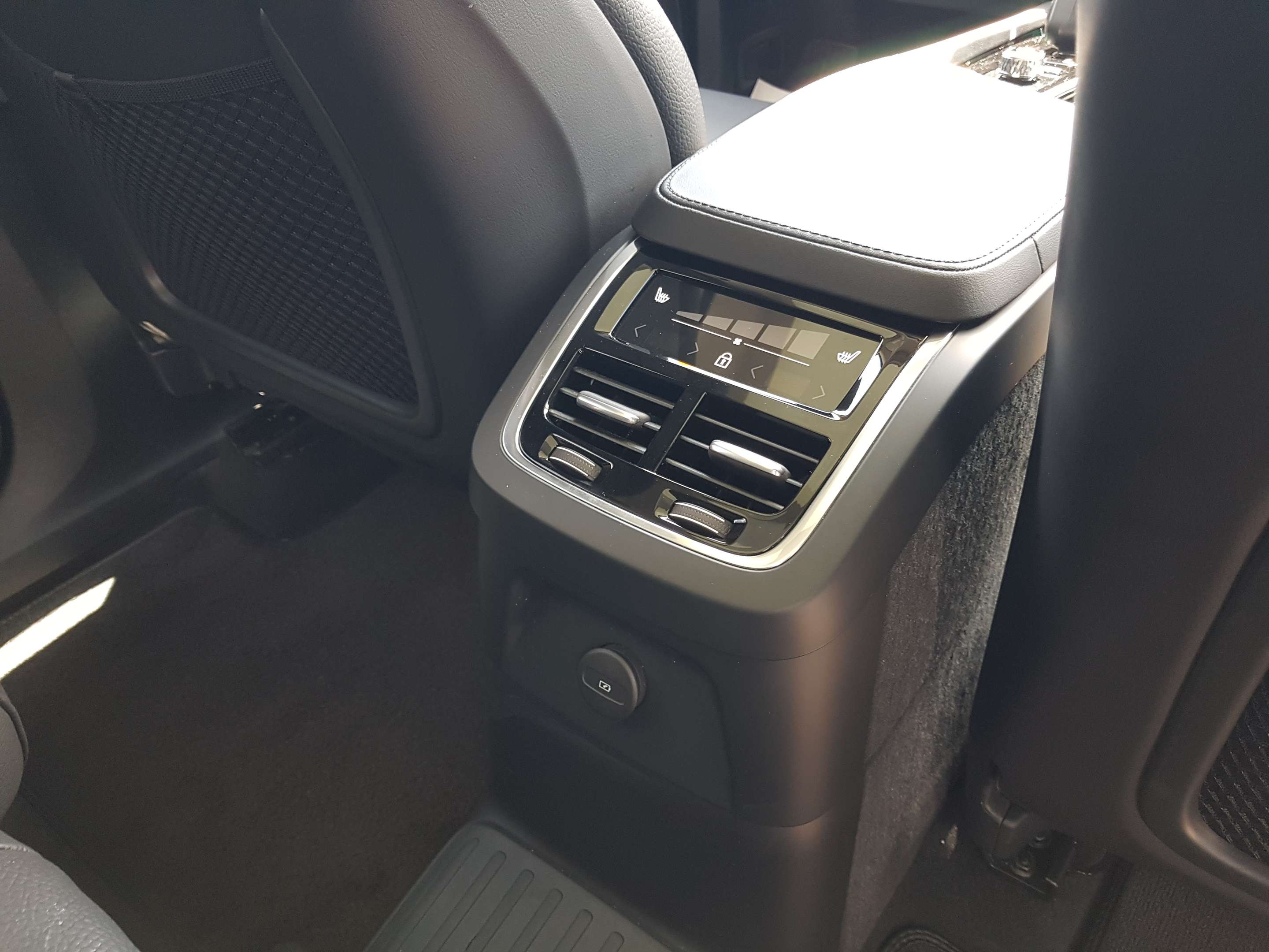 2024 Volvo XC90 T8 eAWD PHEV Plus Bright Theme 7-Seater thumb 18