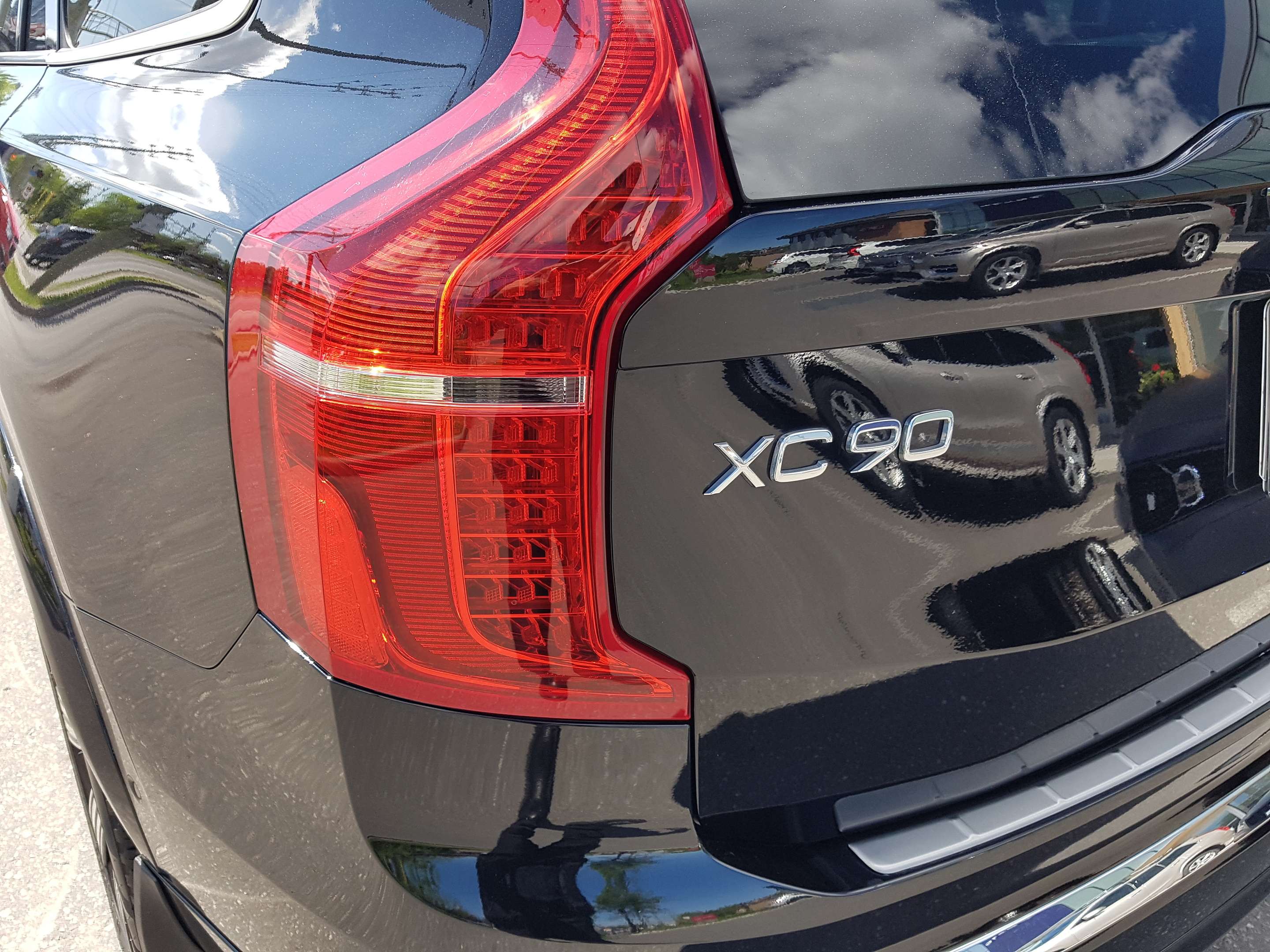 2024 Volvo XC90 T8 eAWD PHEV Plus Bright Theme 7-Seater thumb 9