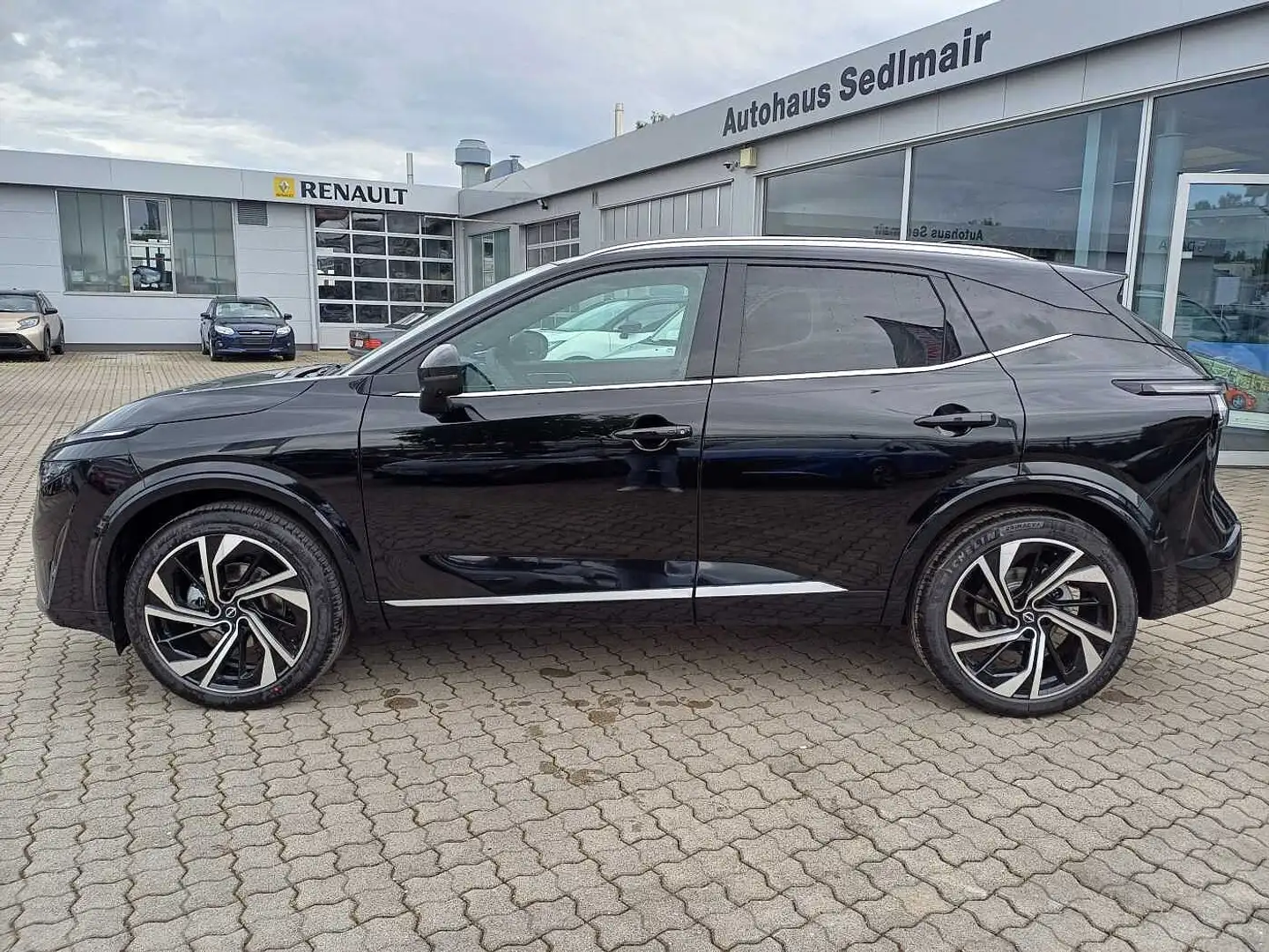 Nissan Qashqai 1.3 DIG-T MHEV TEKNA+ PLUS/PANO/BOSE Zwart - 2
