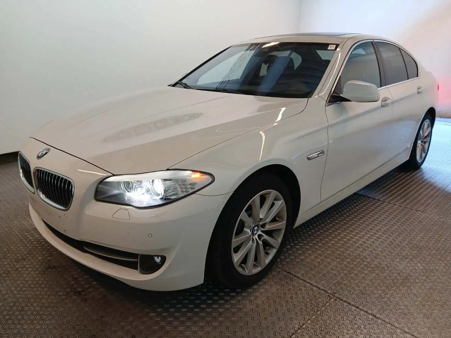 BMW 525 d Lim 160 KW HUD BI-XEN AHK LEDER PDC Weiß - 1