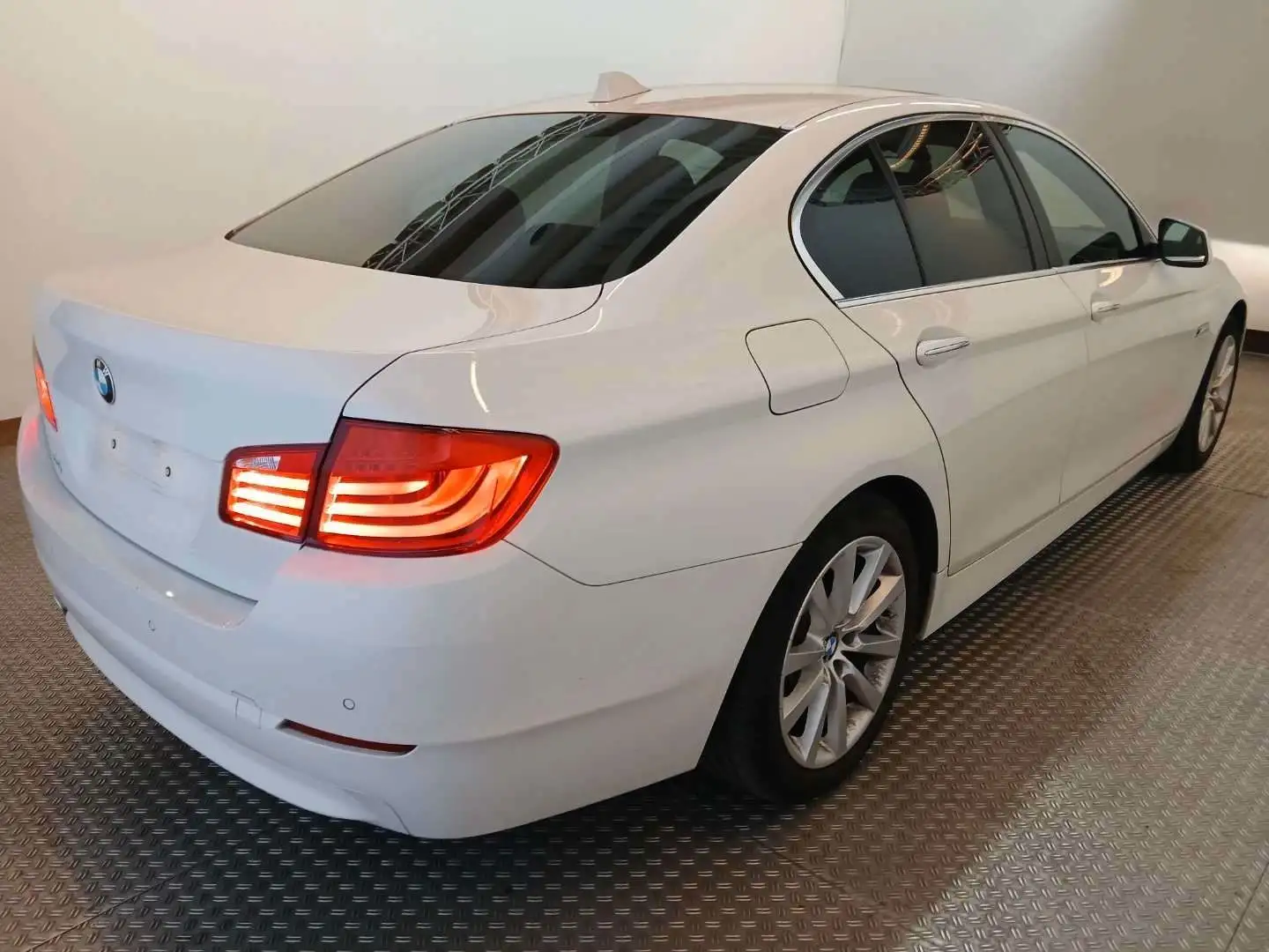 BMW 525 d Lim 160 KW HUD BI-XEN AHK LEDER PDC Weiß - 2