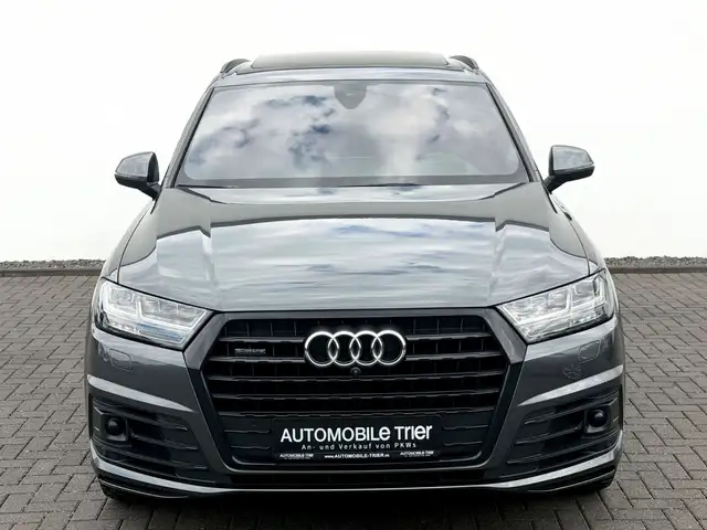 Audi Q7 view 2
