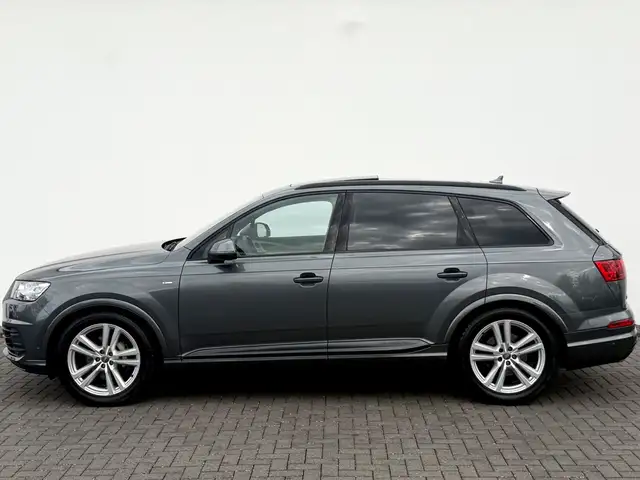Audi Q7 view 8
