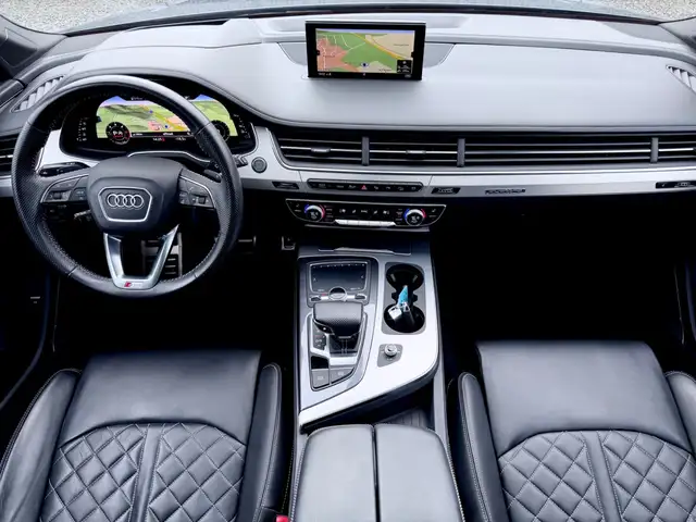 Audi Q7 view 12