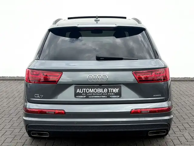 Audi Q7 view 6