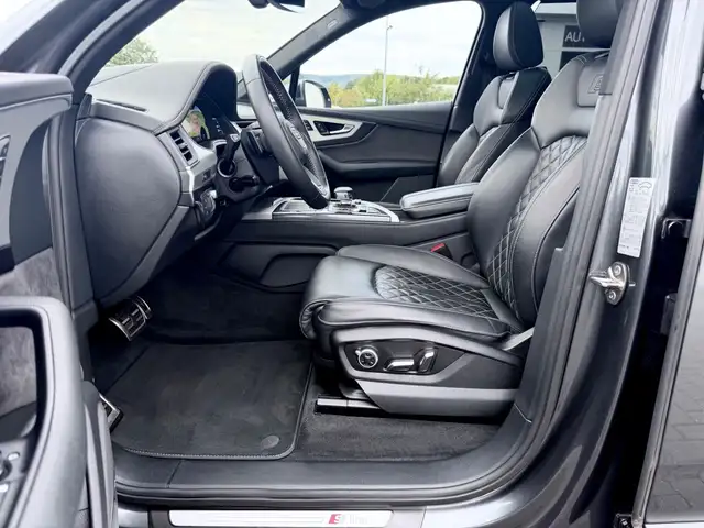 Audi Q7 view 9