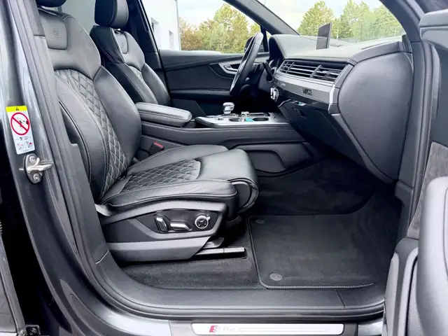 Audi Q7 view 14