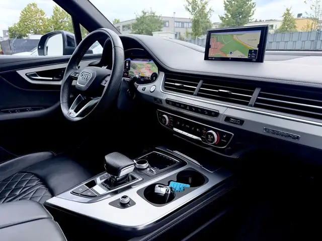 Audi Q7 view 13