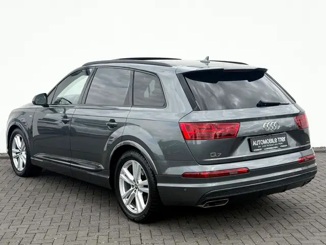 Audi Q7 view 7