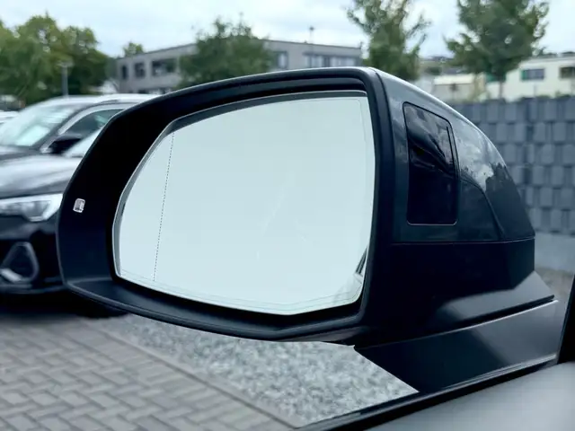 Audi Q7 view 17