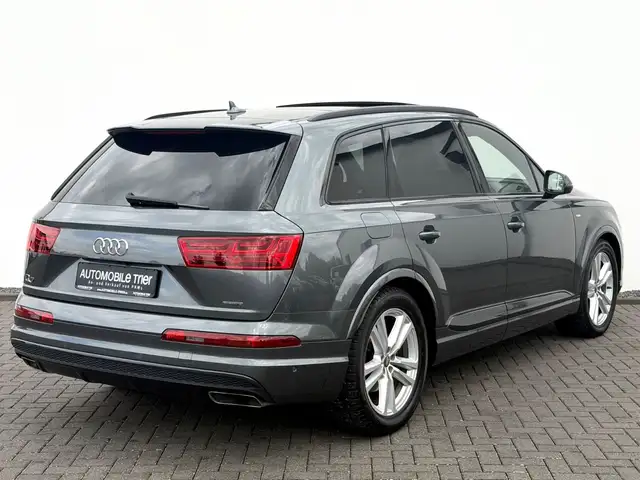 Audi Q7 view 5
