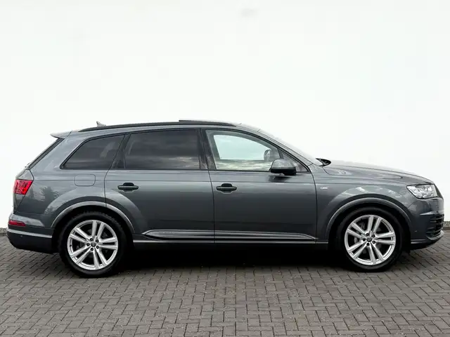 Audi Q7 view 4