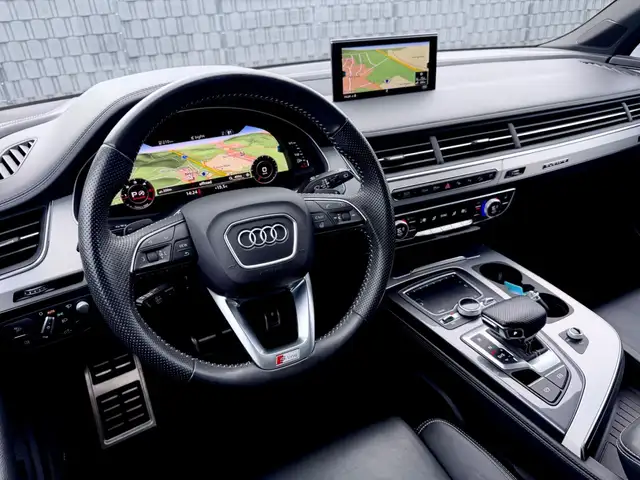 Audi Q7 view 11