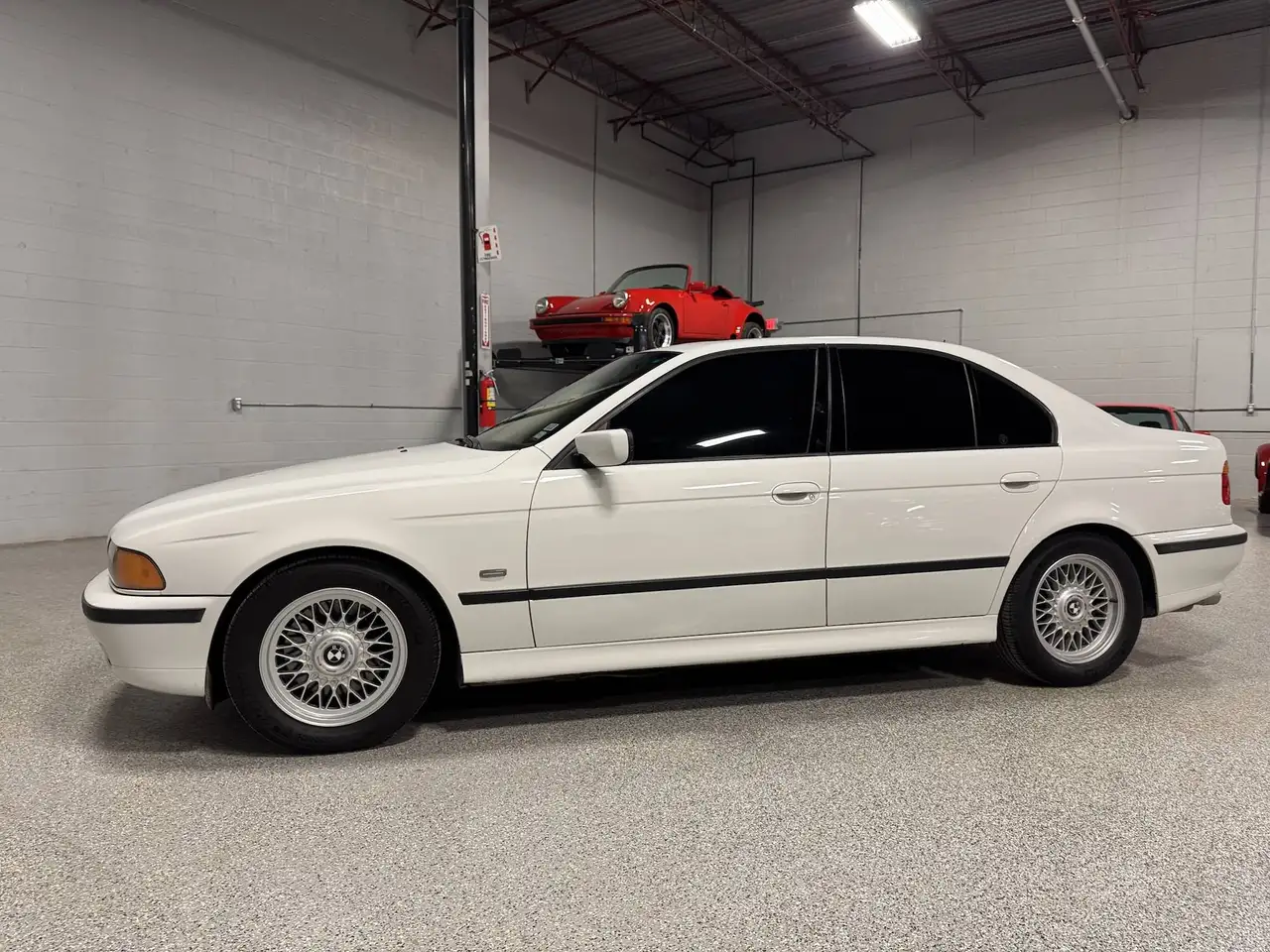 BMW 5 Series снимка BMW 5 Series