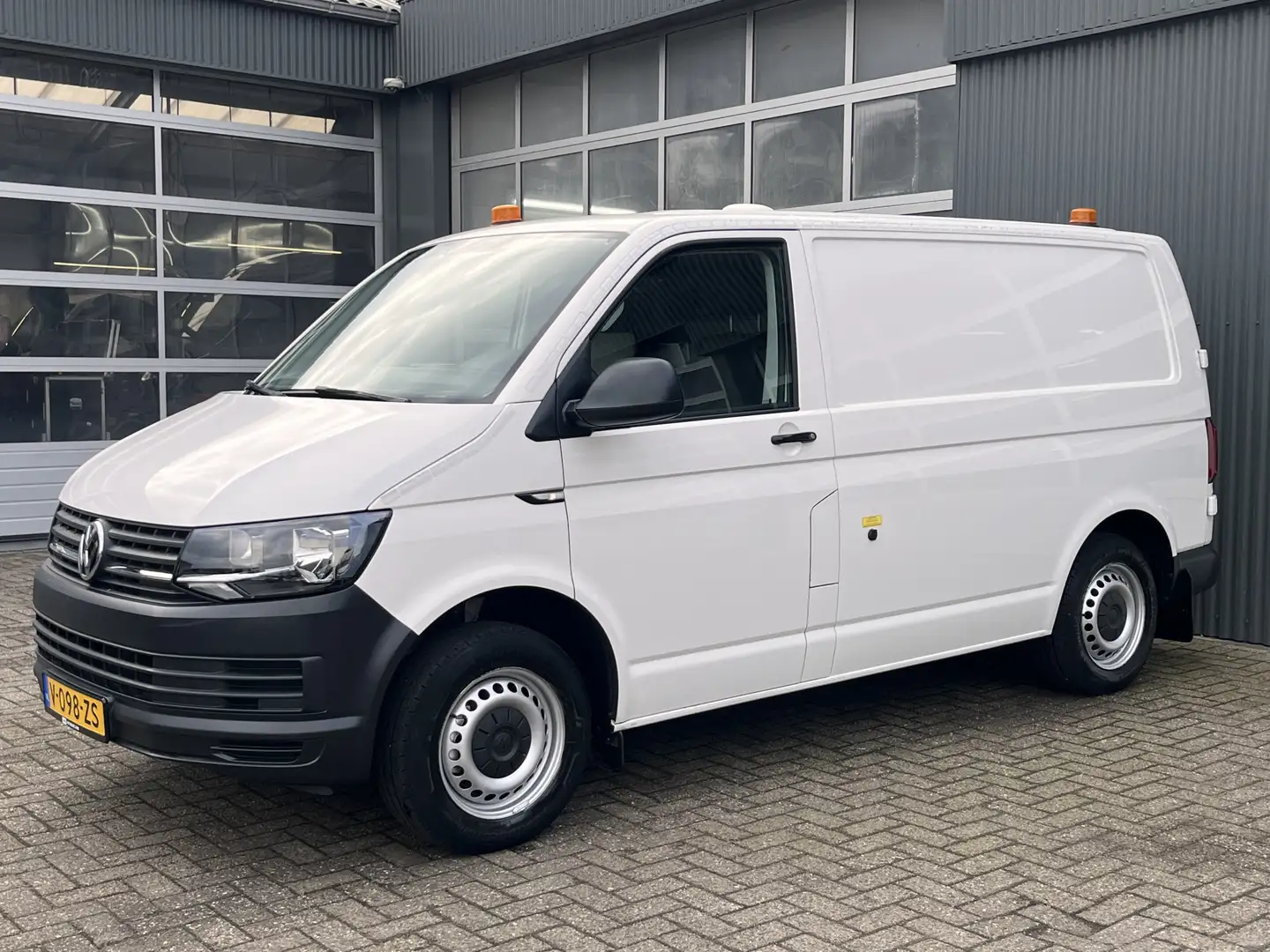Volkswagen T6 Transporter 2.0 TDI L1H1 Airco Cruise controle Trekhaak 2200kg Wit - 2