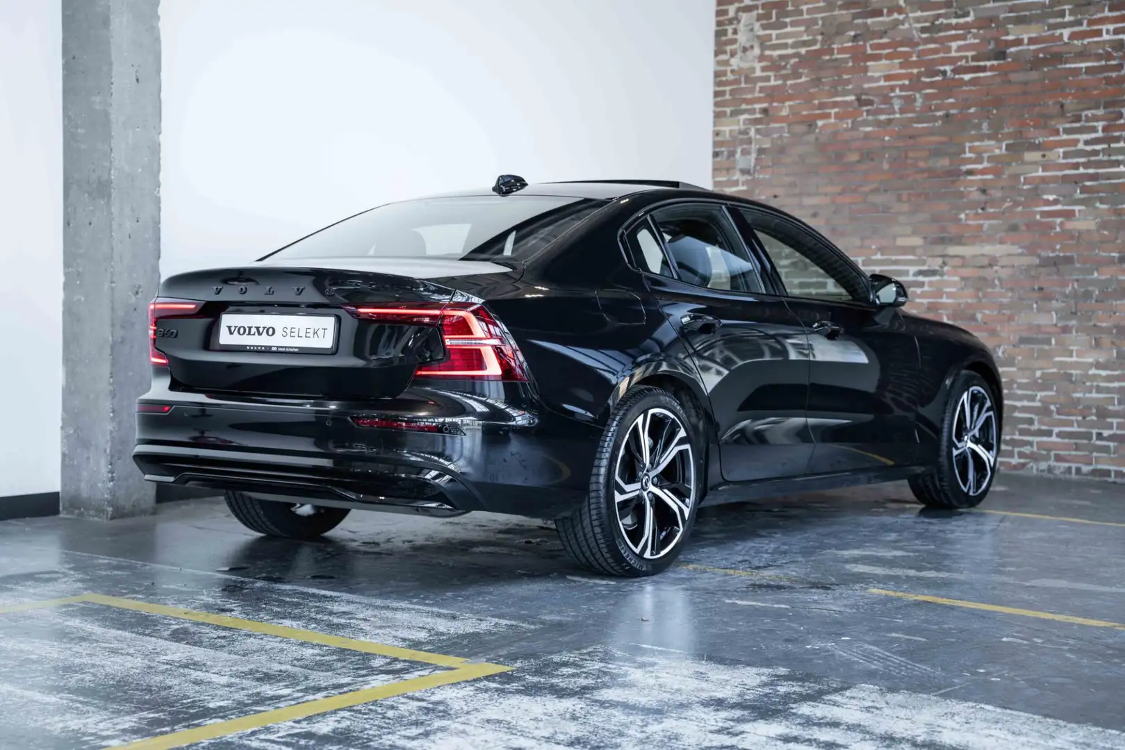 Volvo S60 B4 AUT7 197PK Plus Dark | Adaptieve Cruise Control Zwart - 2