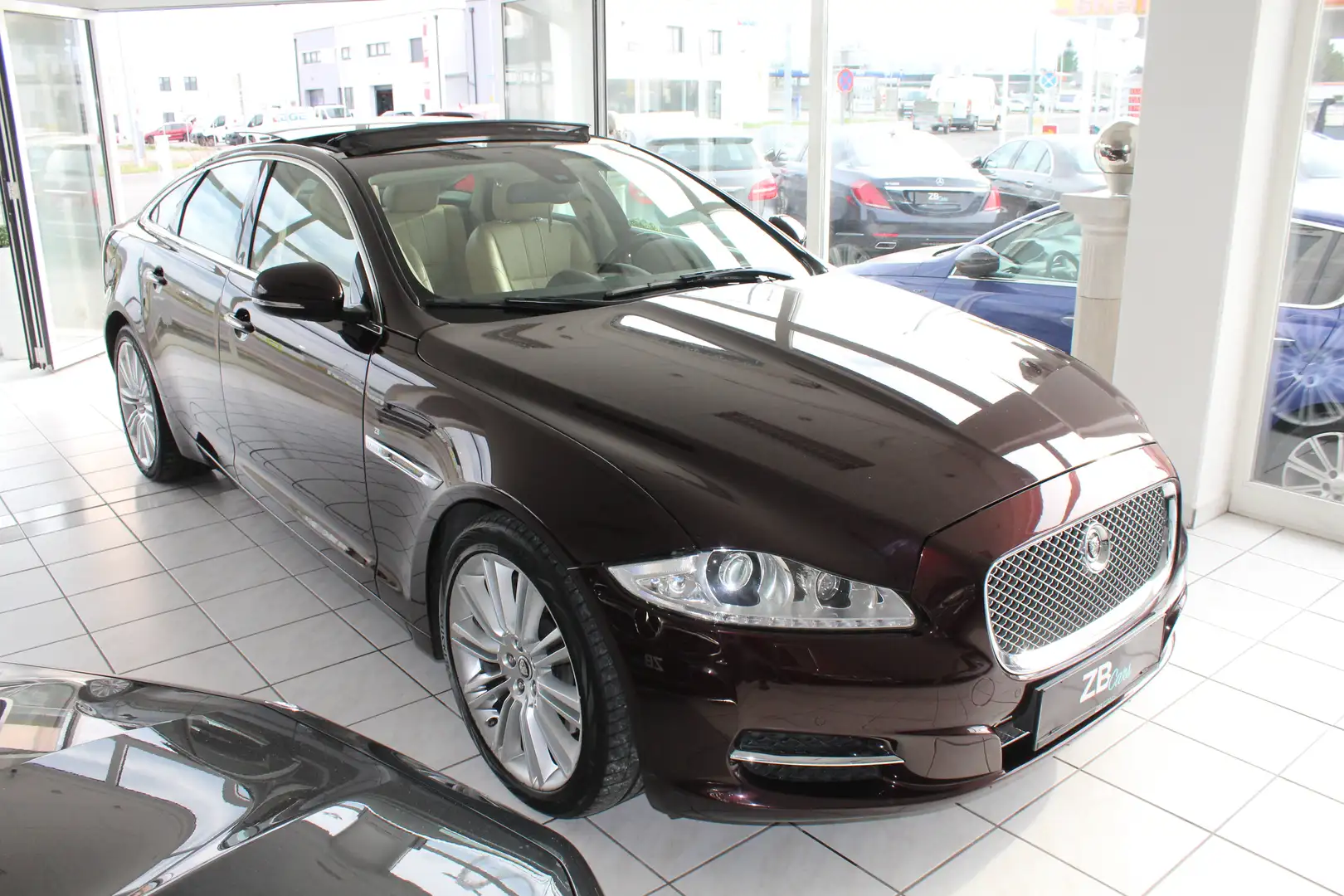 Jaguar XJ 5.0 V8 Premium Luxury // PANORAMA-GLASDACH // Brun - 2