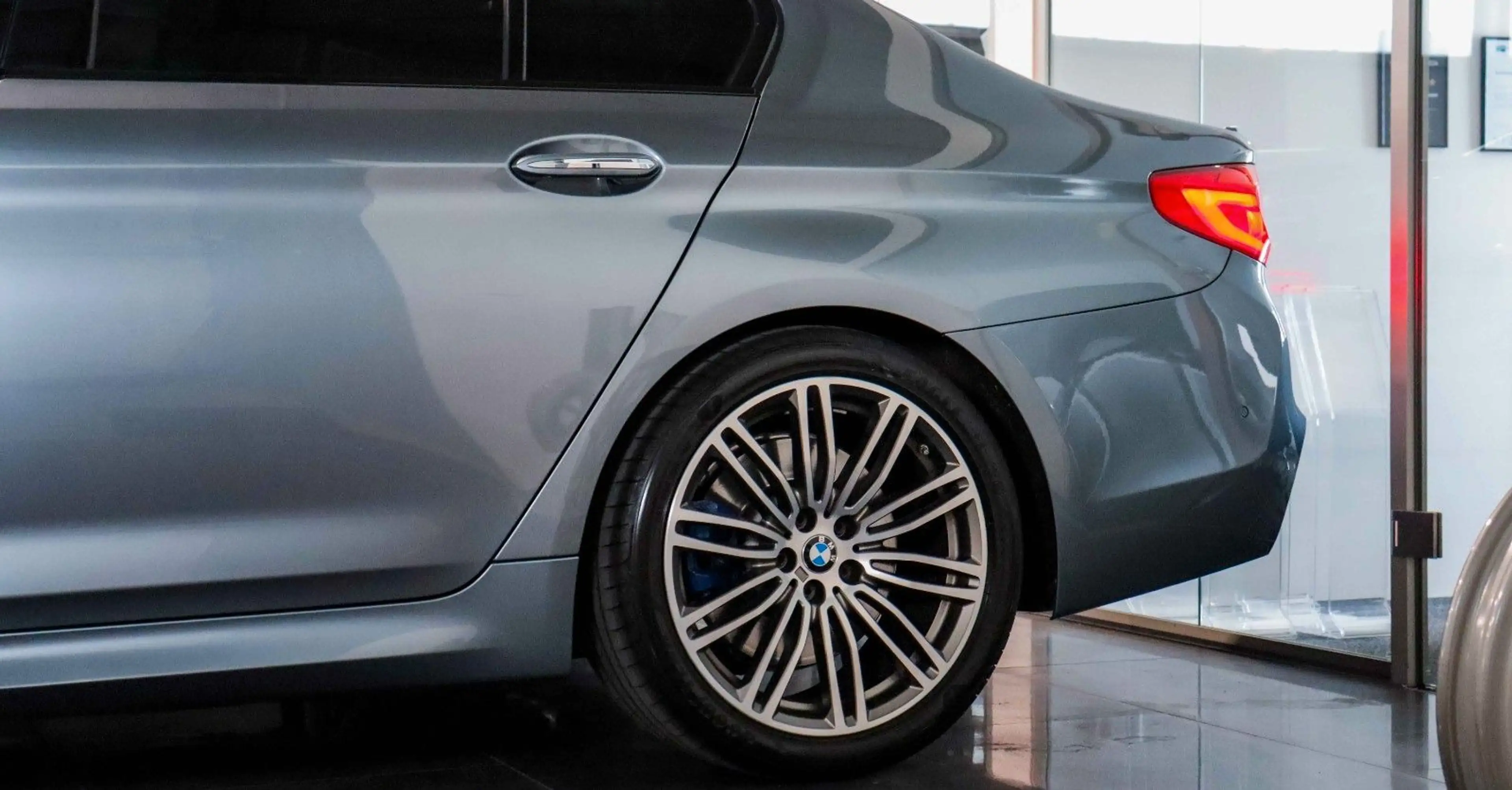 BMW 550 i xDrive GLASDACH*SOFT-CLOSE*KEYLES*H&K*VOLL — photo 13