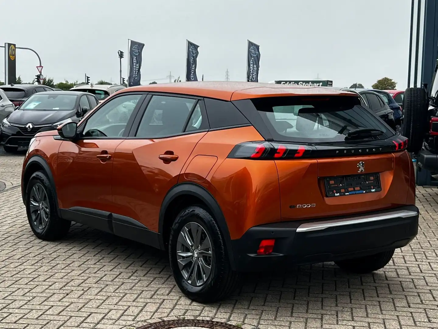Peugeot 2008 e- Active+Werksgarantie+Kamera+LM Felgen+ Orange - 2