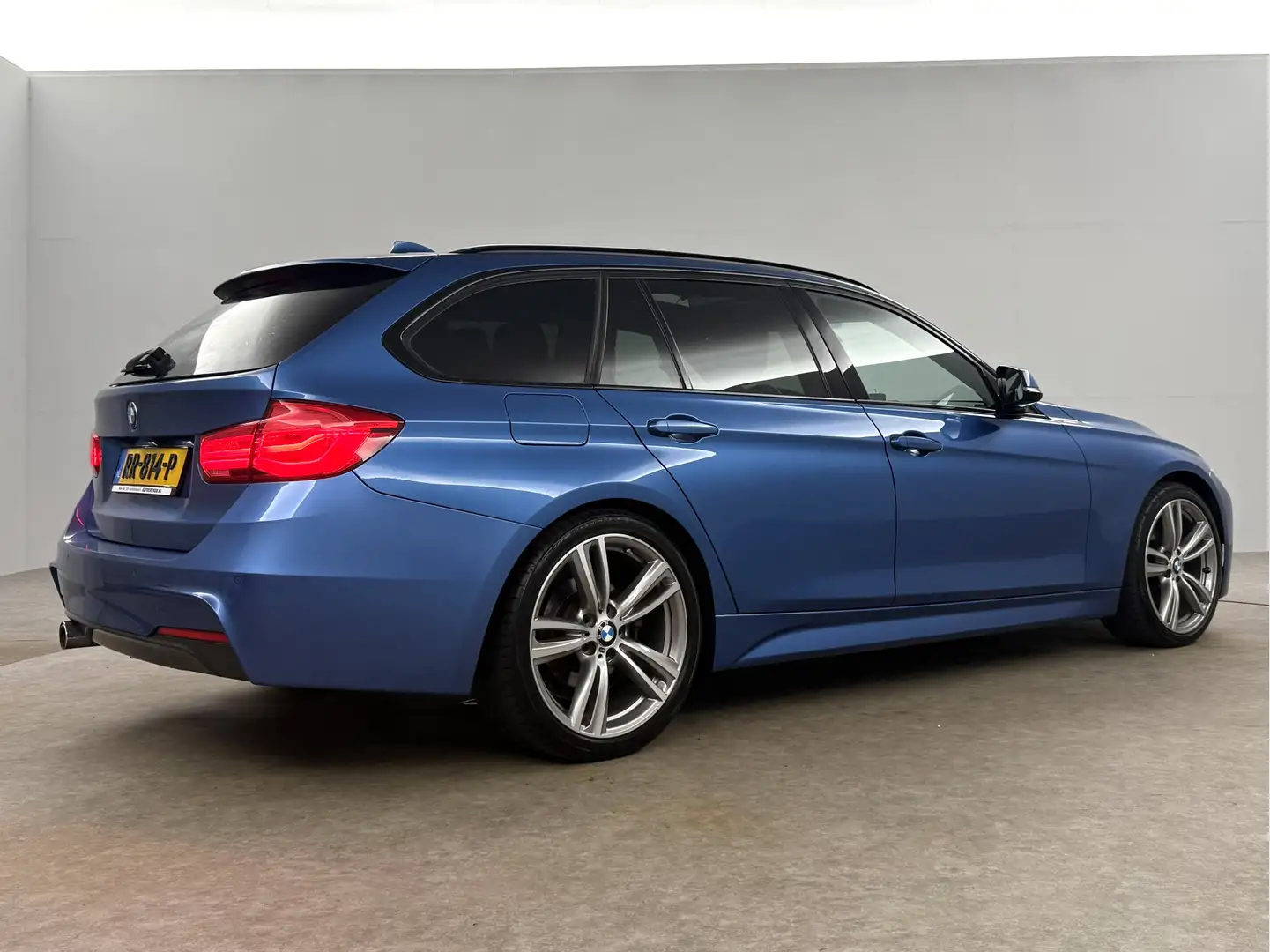 BMW 320 3-serie 320d High Executive M-Sport 191PK Pano Led Blauw - 2