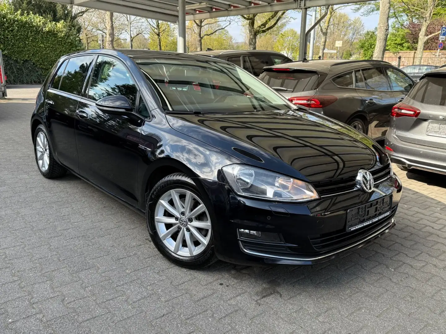 Volkswagen Golf VII Lim. Lounge|TEMPOMAT|SITZHZG|PDC| Schwarz - 1