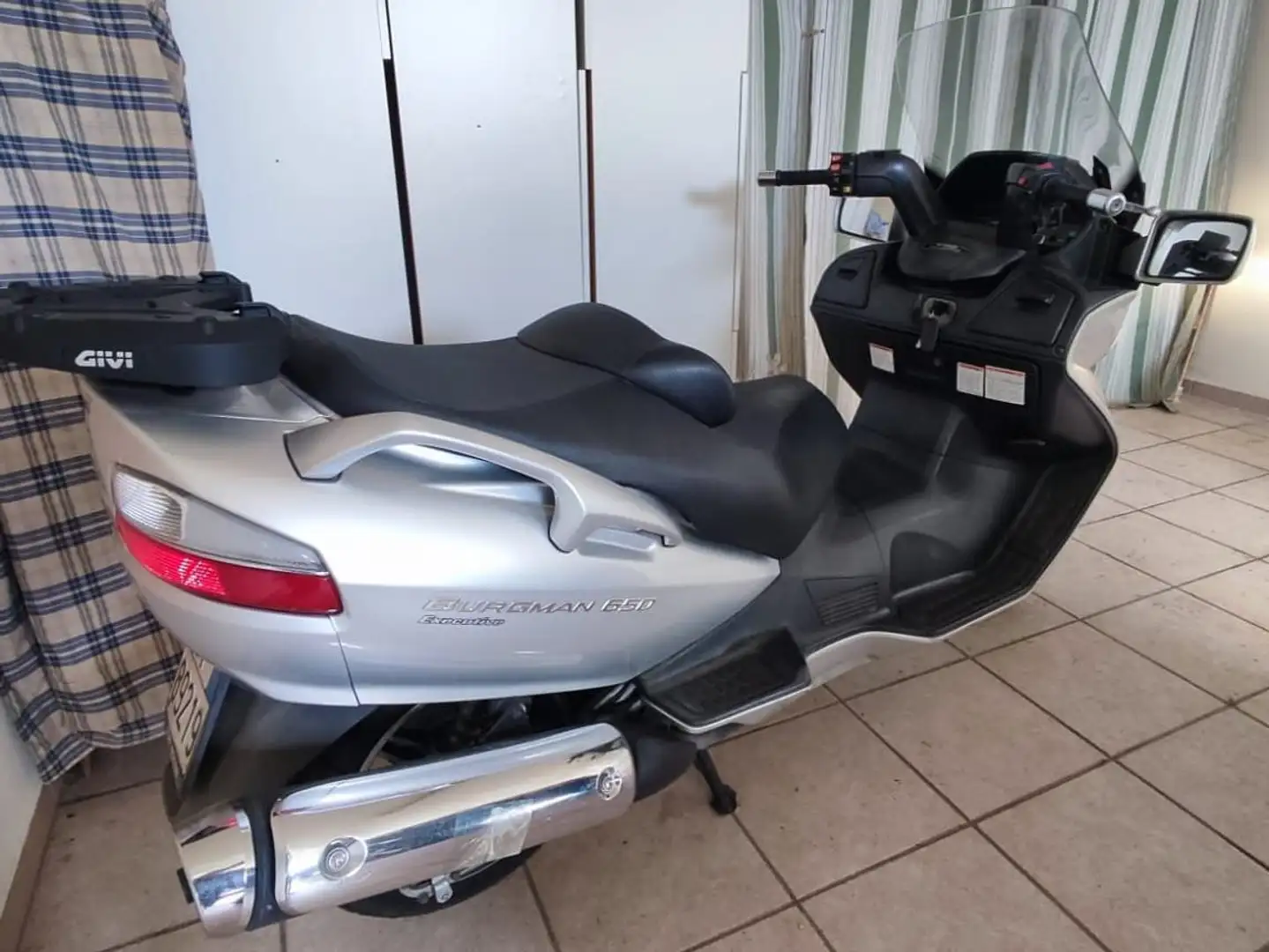 Suzuki Burgman 650 Šedá - 2