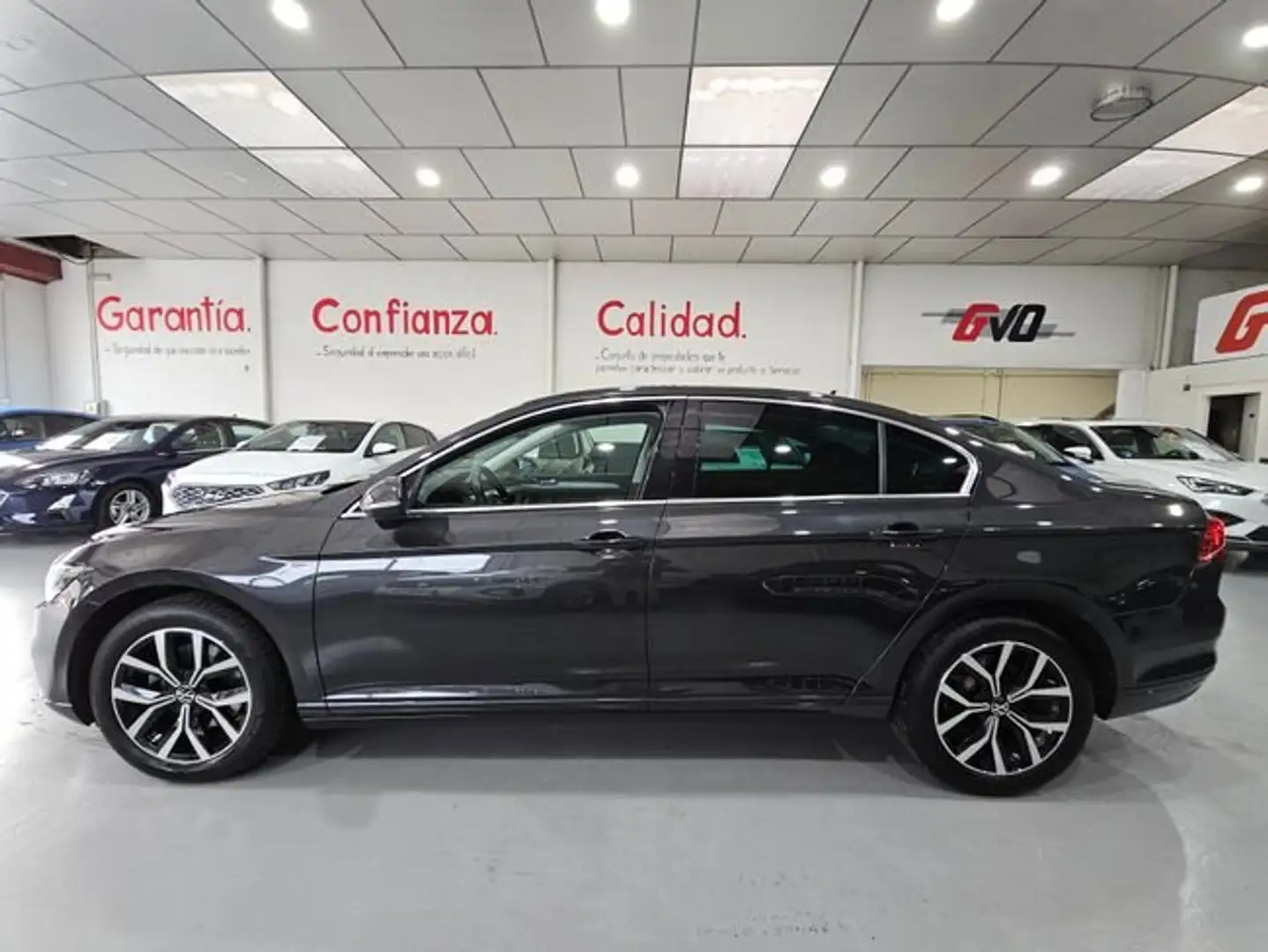 Volkswagen Passat 2.0TDI EVO Executive DSG7 90kW Gris - 2