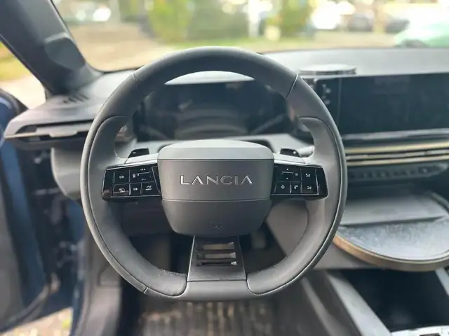 Lancia Ypsilon view 9