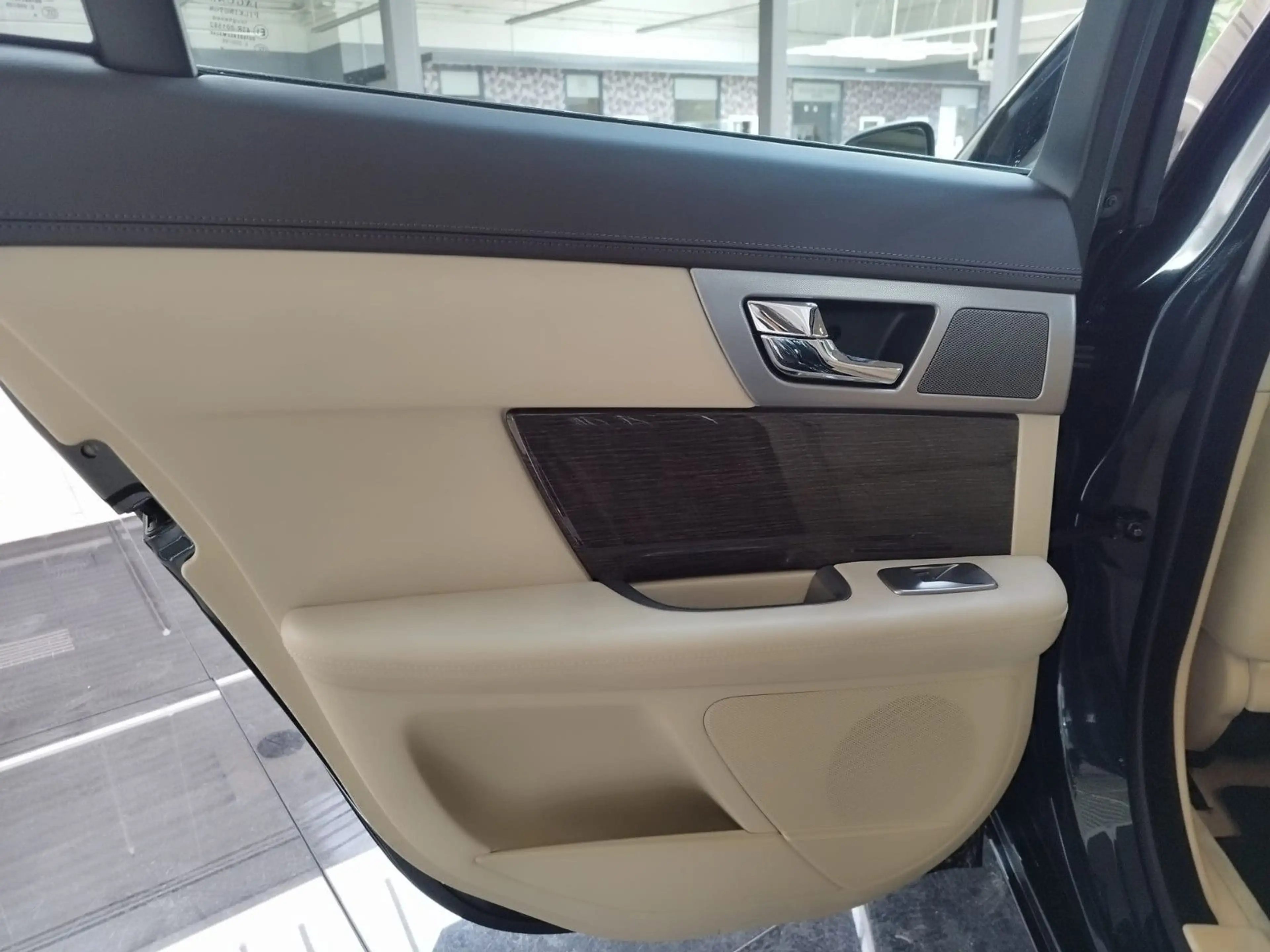 Jaguar XF 2.7 V6 Diesel Premium Luxury Pano Xenon — photo 9