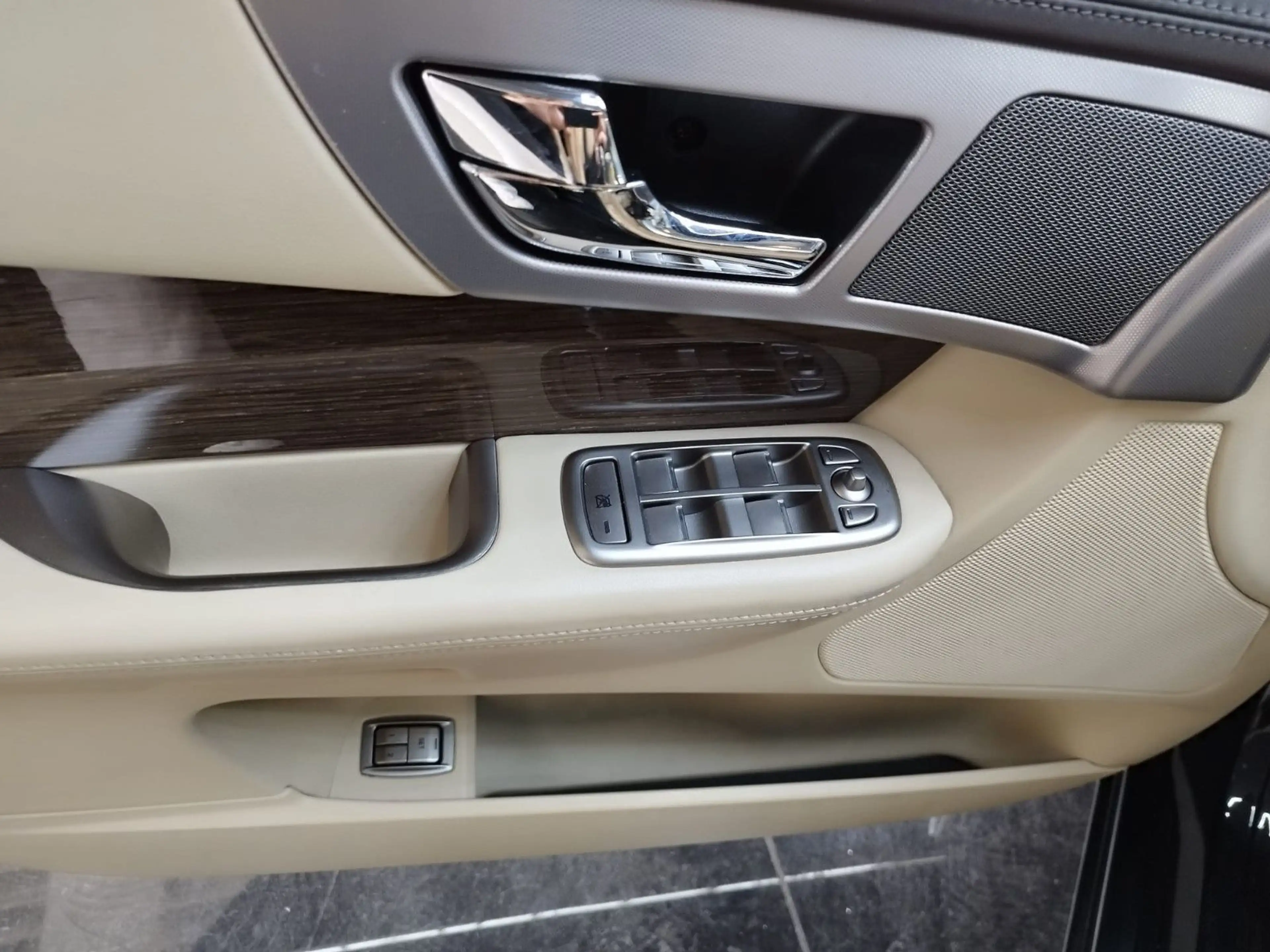 Jaguar XF 2.7 V6 Diesel Premium Luxury Pano Xenon — photo 14