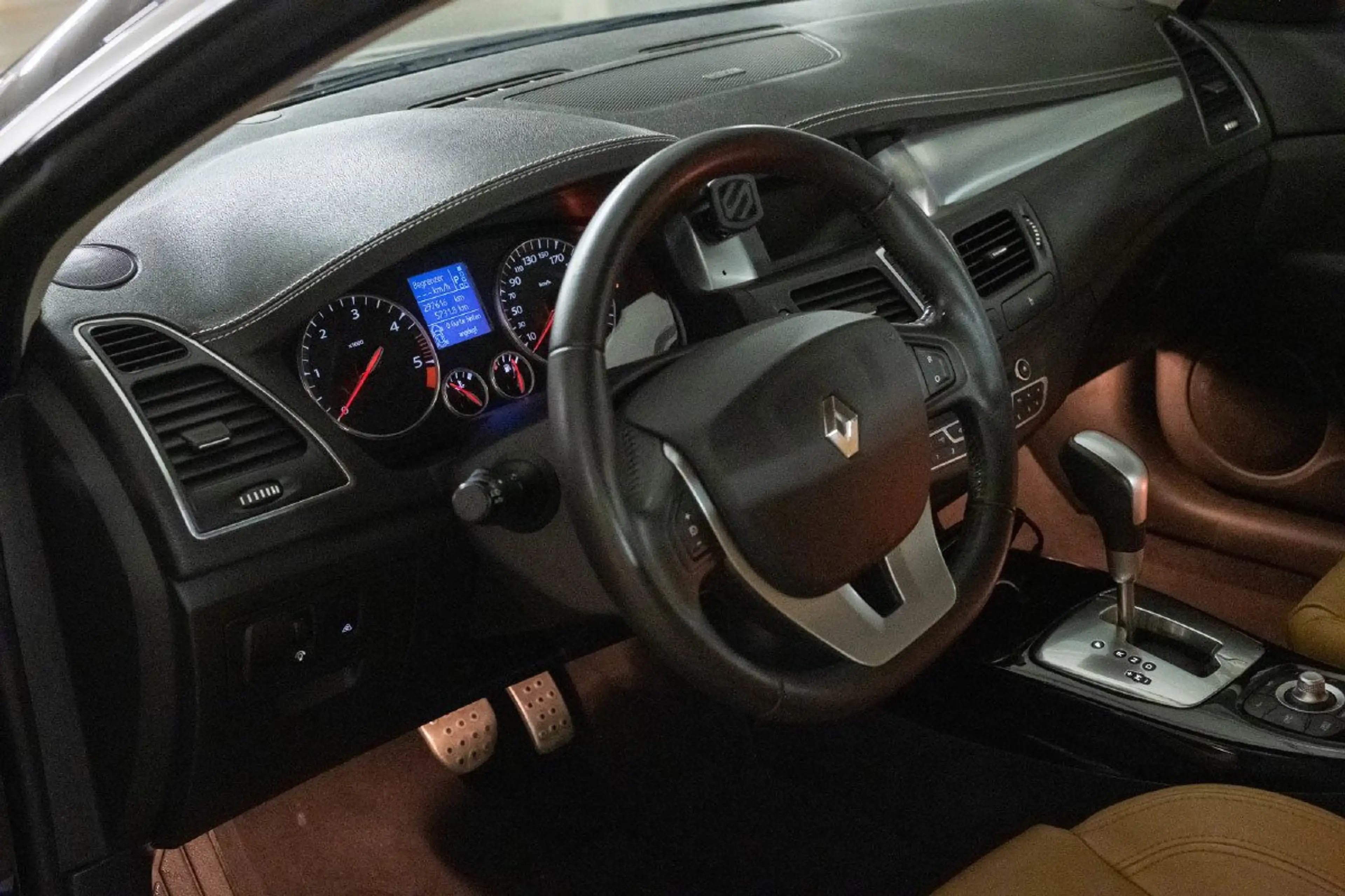 Renault Laguna Coupé V6 dci — photo 11