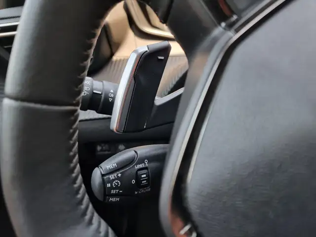 Peugeot 208 view 17