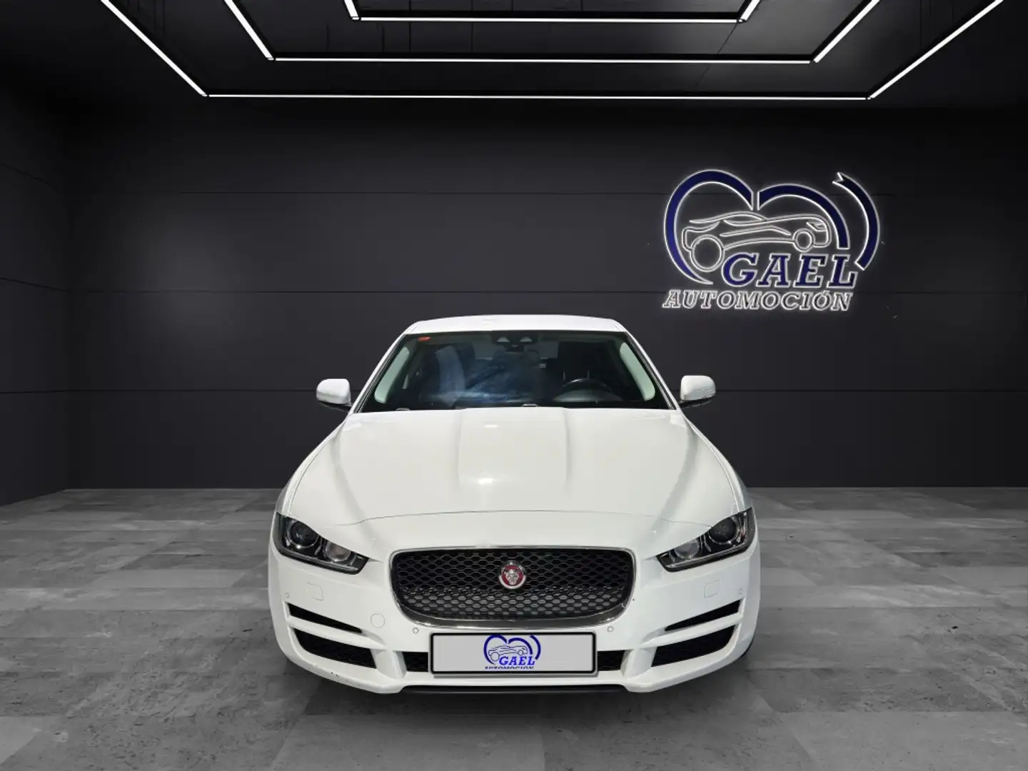 Jaguar XE 2.0 Diesel Portfolio Aut. 180 Blanco - 2