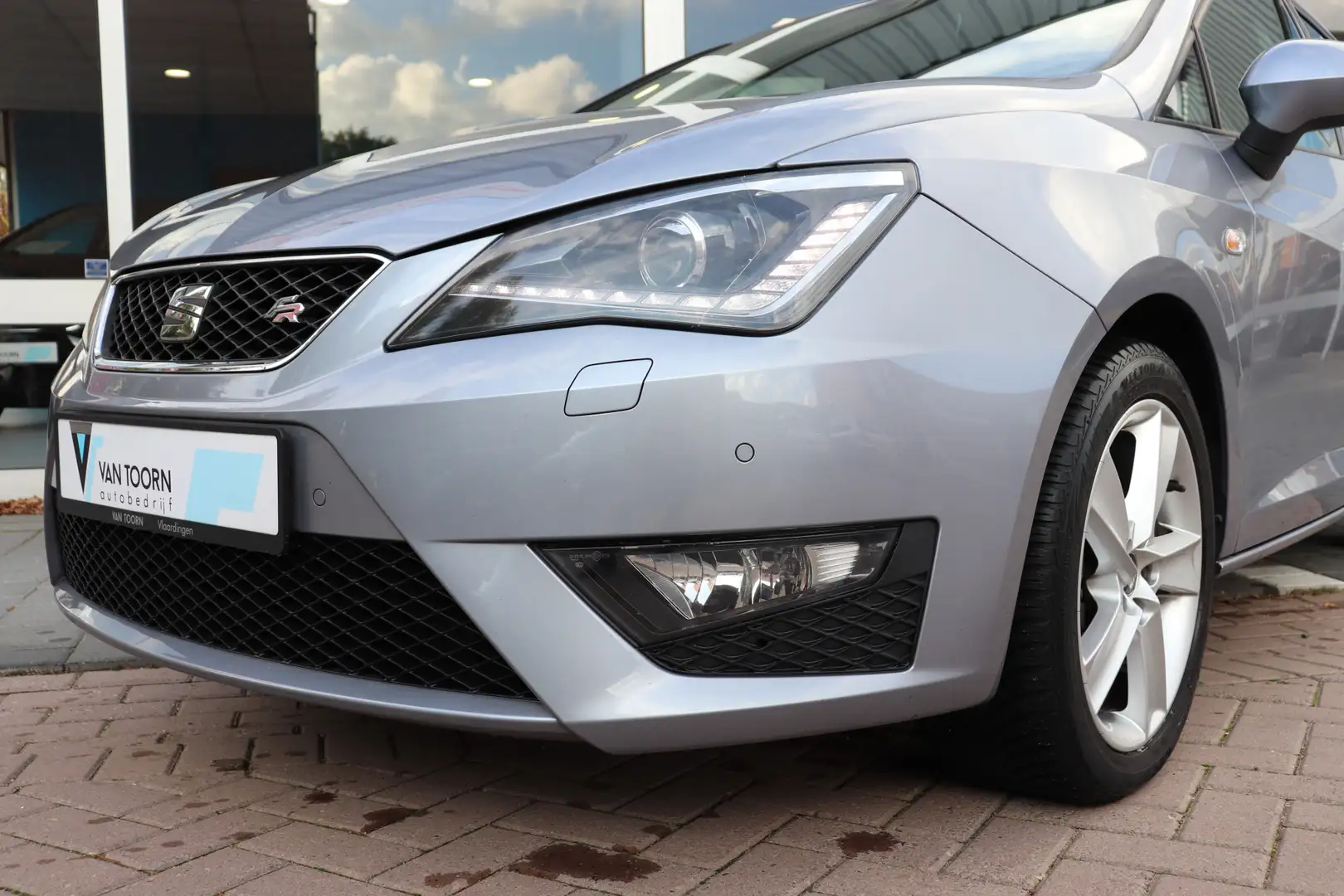 SEAT Ibiza 1.0 EcoTSI FR Connect Navigatie, stoelverwarming, Grijs - 2