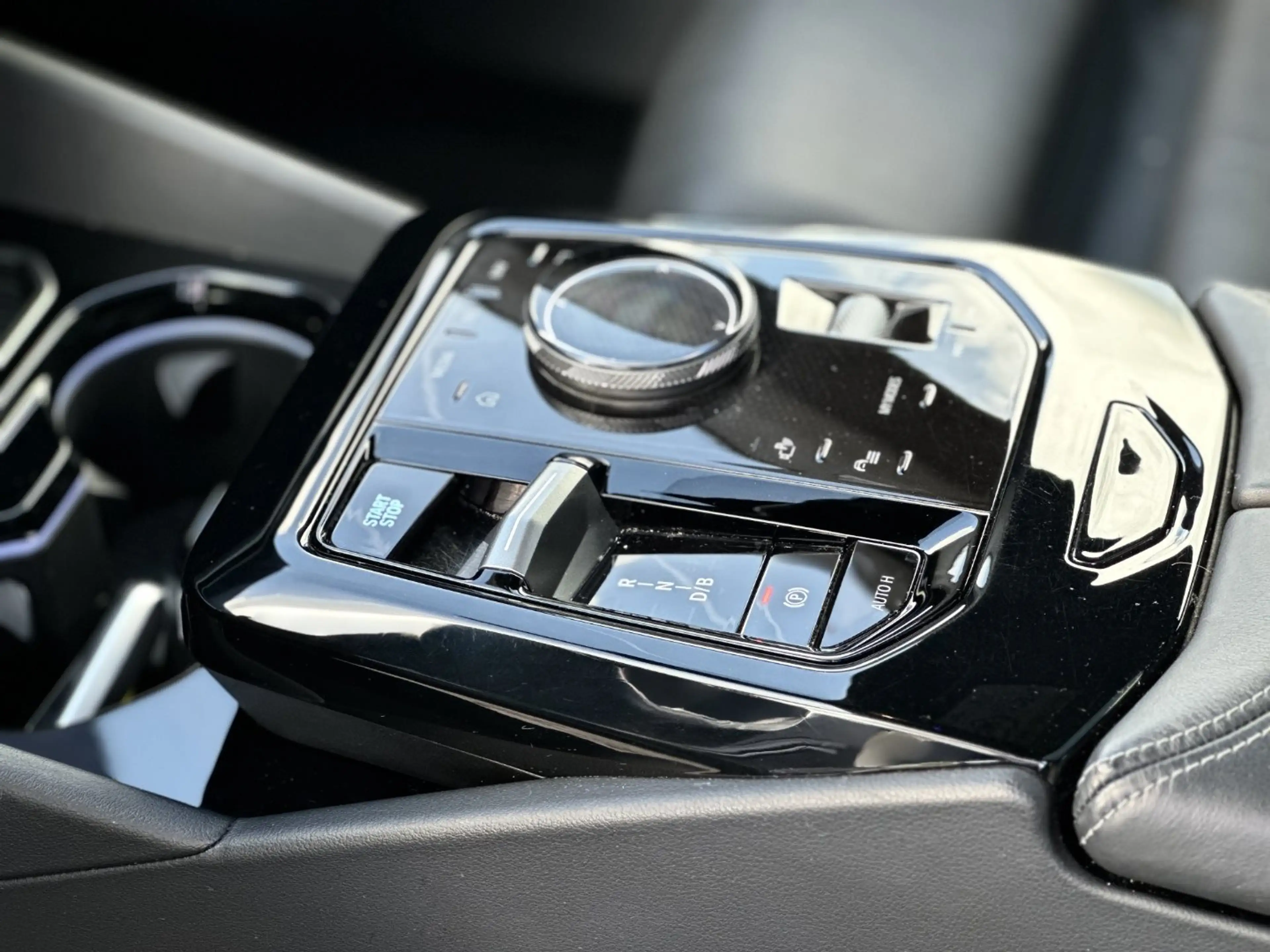 BMW i5 eDrive40 Limousine M Sportpaket HK HiFi DAB — photo 11