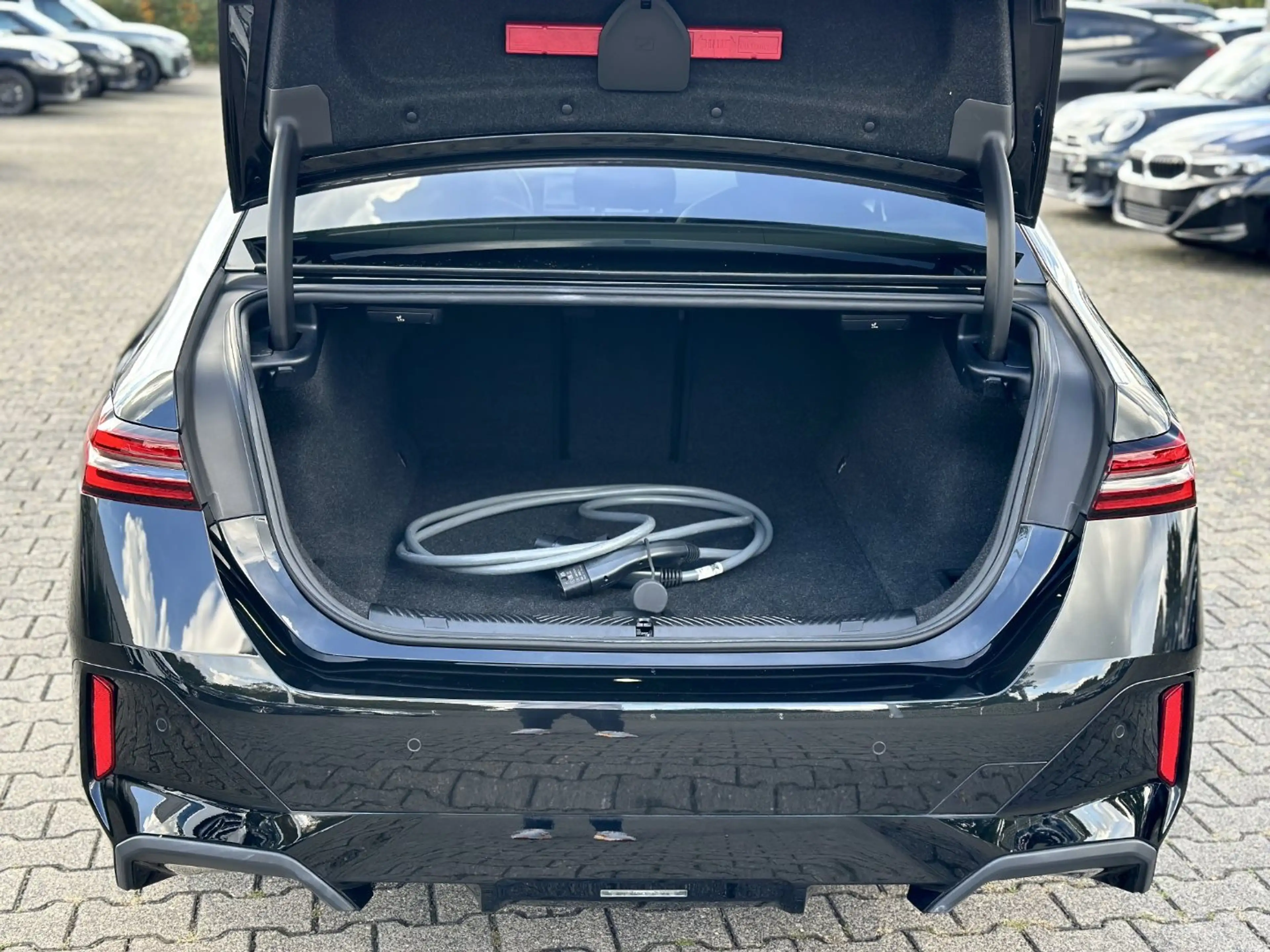 BMW i5 eDrive40 Limousine M Sportpaket HK HiFi DAB — photo 7