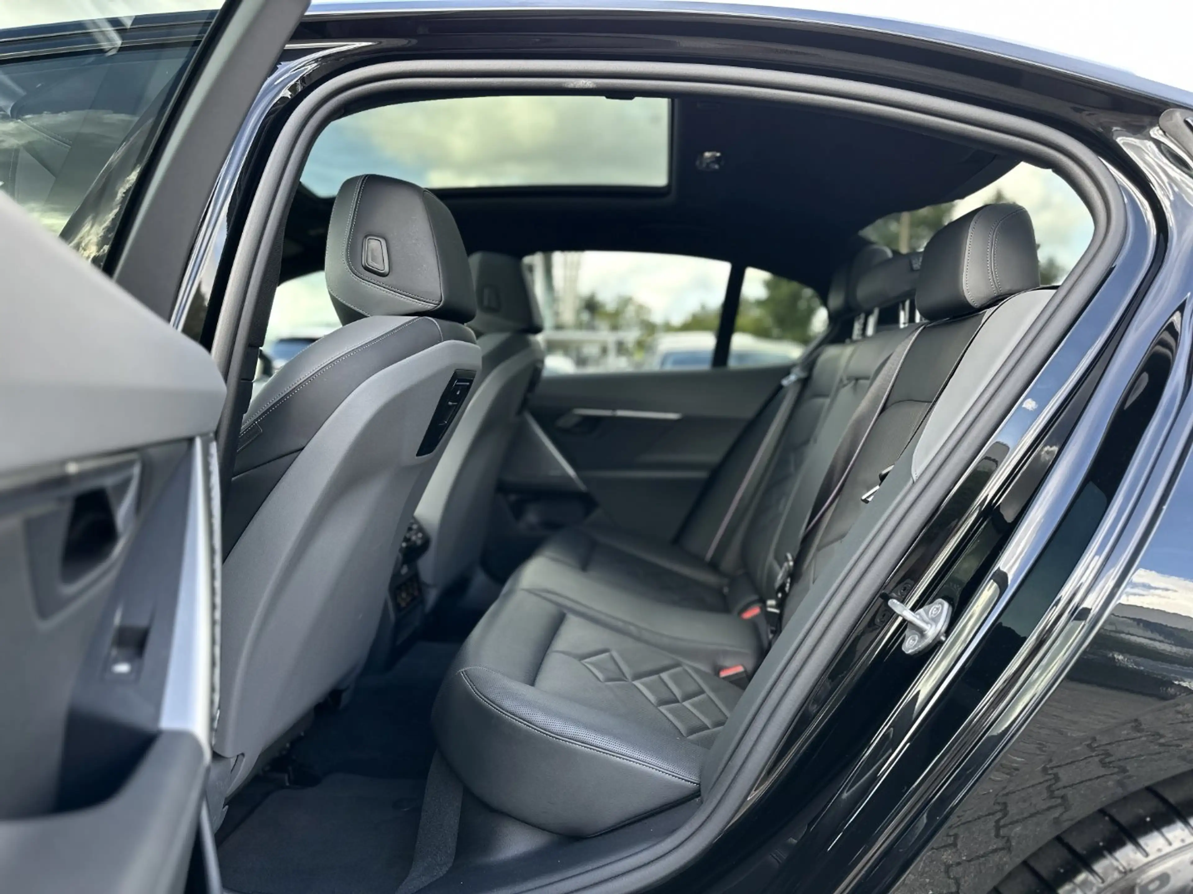 BMW i5 eDrive40 Limousine M Sportpaket HK HiFi DAB — photo 15
