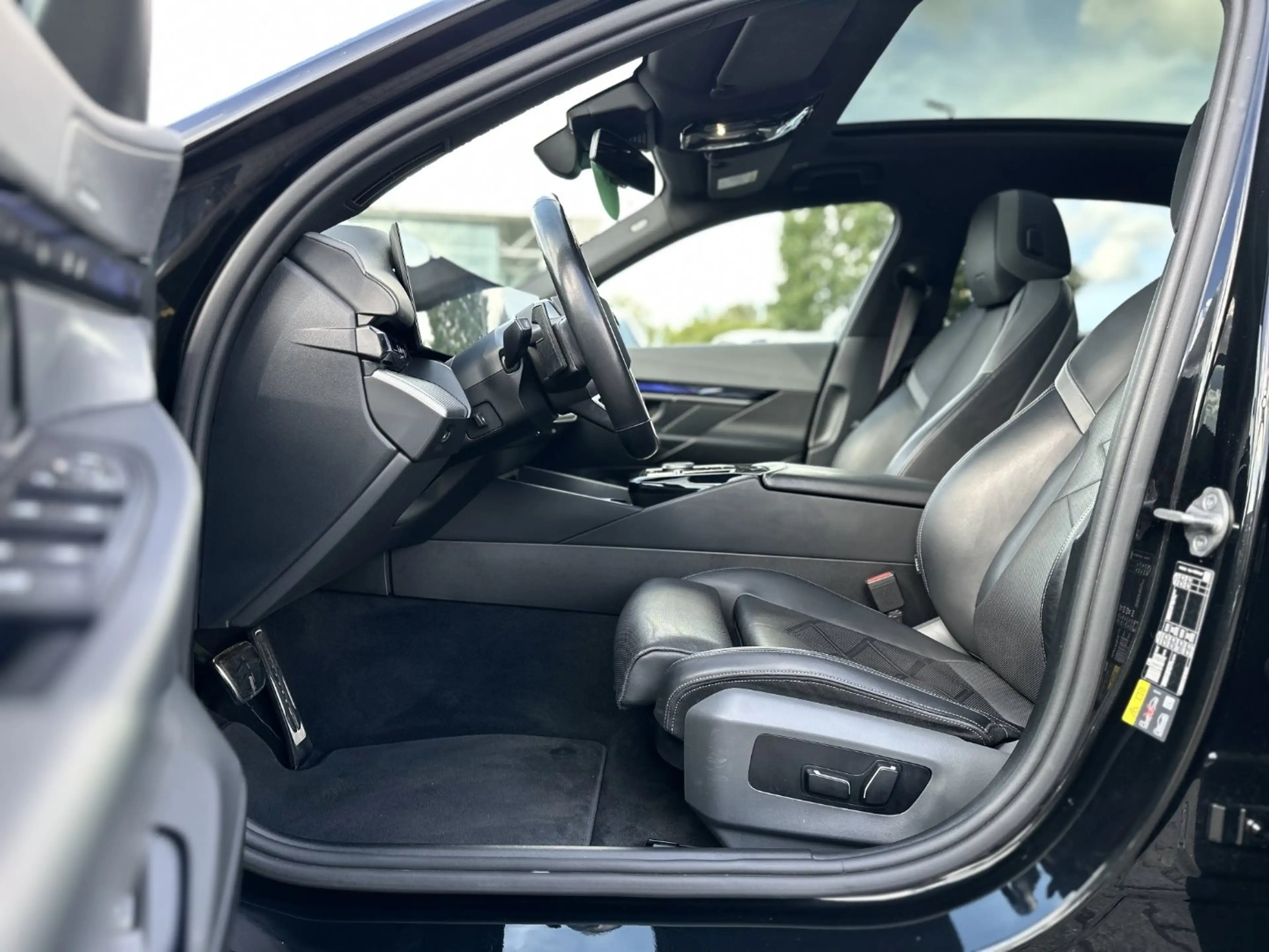BMW i5 eDrive40 Limousine M Sportpaket HK HiFi DAB — photo 13
