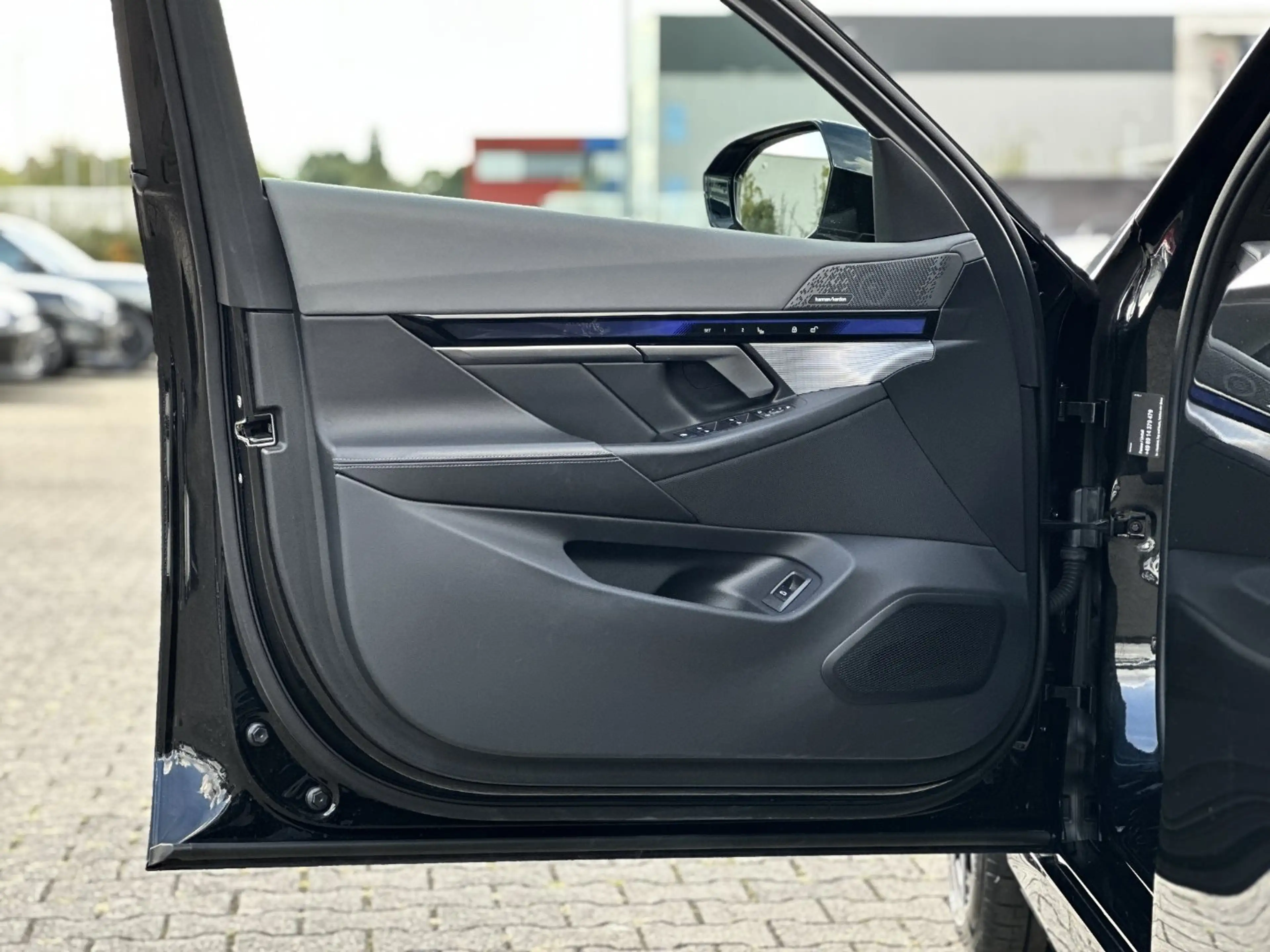 BMW i5 eDrive40 Limousine M Sportpaket HK HiFi DAB — photo 9