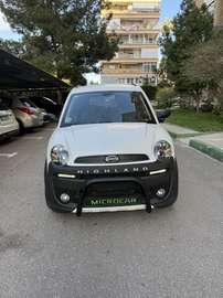 Es Un Microcar Suv Con Barras De Metal