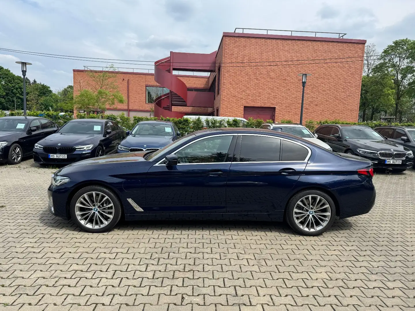 BMW 545 e xDri*Luxury Line*Glass Dach*Head Up*Laser Bleu - 2